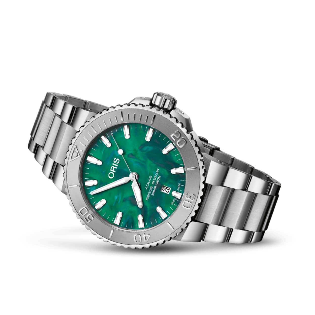 De Oris Aquis Date is een robuust en stijlvol duikhorloge, ontworpen voor zowel avontuurlijke duikers als liefhebbers van Zwitserse precisie. Met een roestvrijstalen kast van 43,5 mm en een diepblauwe wijzerplaat biedt dit horloge een perfecte balans tussen functionaliteit en elegantie. De keramische bezel met minutenschaal en het saffierglas met antireflecterende coating zorgen voor optimale leesbaarheid, zelfs onder water.

Belangrijkste kenmerken:

Uurwerk: Automatisch Oris 733 kaliber (basis SW 200-1) met een gangreserve van 38 uur.

Kast: Roestvrij staal, diameter 43,5 mm, met geschroefde kroon en zichtbare achterzijde.

Glas: Koepelvormig saffierglas met antireflecterende coating aan de binnenzijde.

Wijzerplaat: Diepblauw met Super-LumiNova op wijzers en indexen.

Datumfunctie: Datumvenster op 6 uur.

Band: Zwarte rubberen band met roestvrijstalen vouwsluiting.

Waterbestendigheid: Tot 300 meter (30 ATM).

Dit horloge is ideaal voor dagelijks gebruik en duikavonturen, dankzij de combinatie van duurzaamheid, precisie en een tijdloos design.