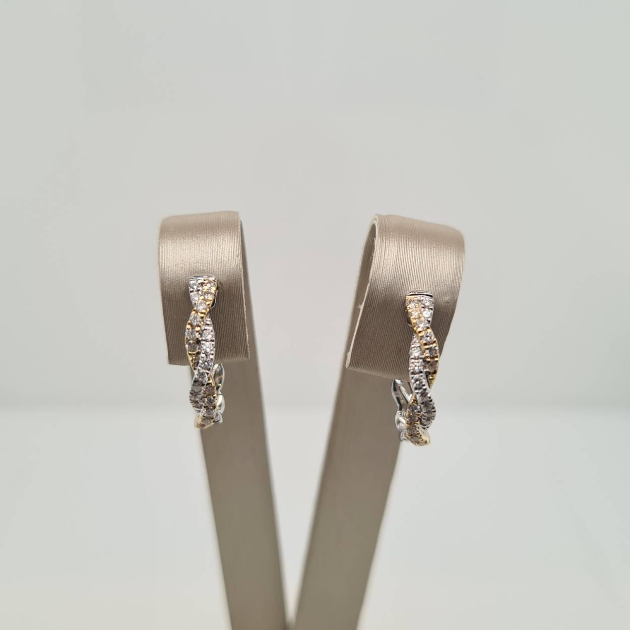 Prachtige 14krt bicolor gouden klapcreolen bezet met 44 diamanten, 0,25crt G SI1.