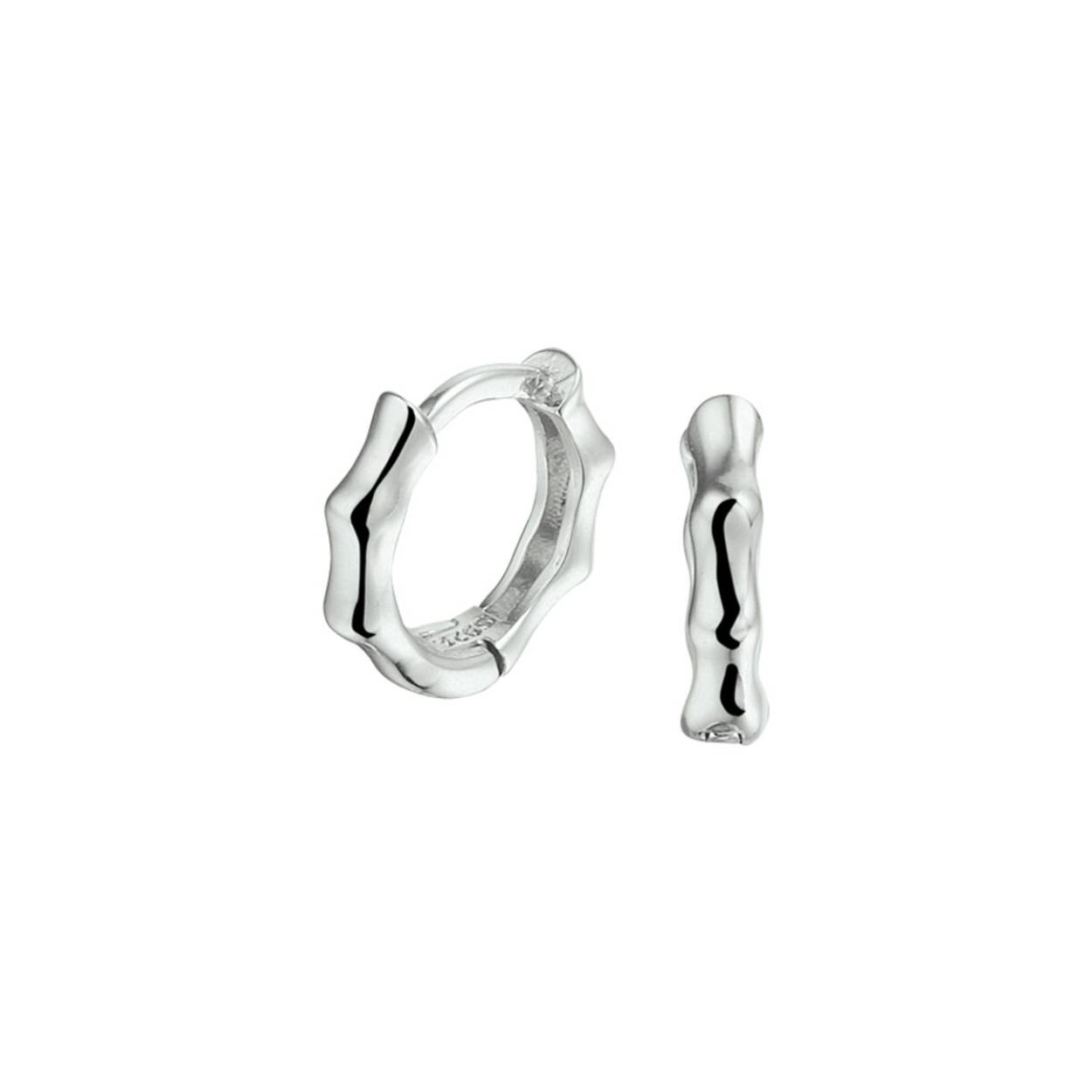 Gerhodineerd 925 zilveren oorringen met scharnier. De oorringen hebben een breedte van 2.5mm.