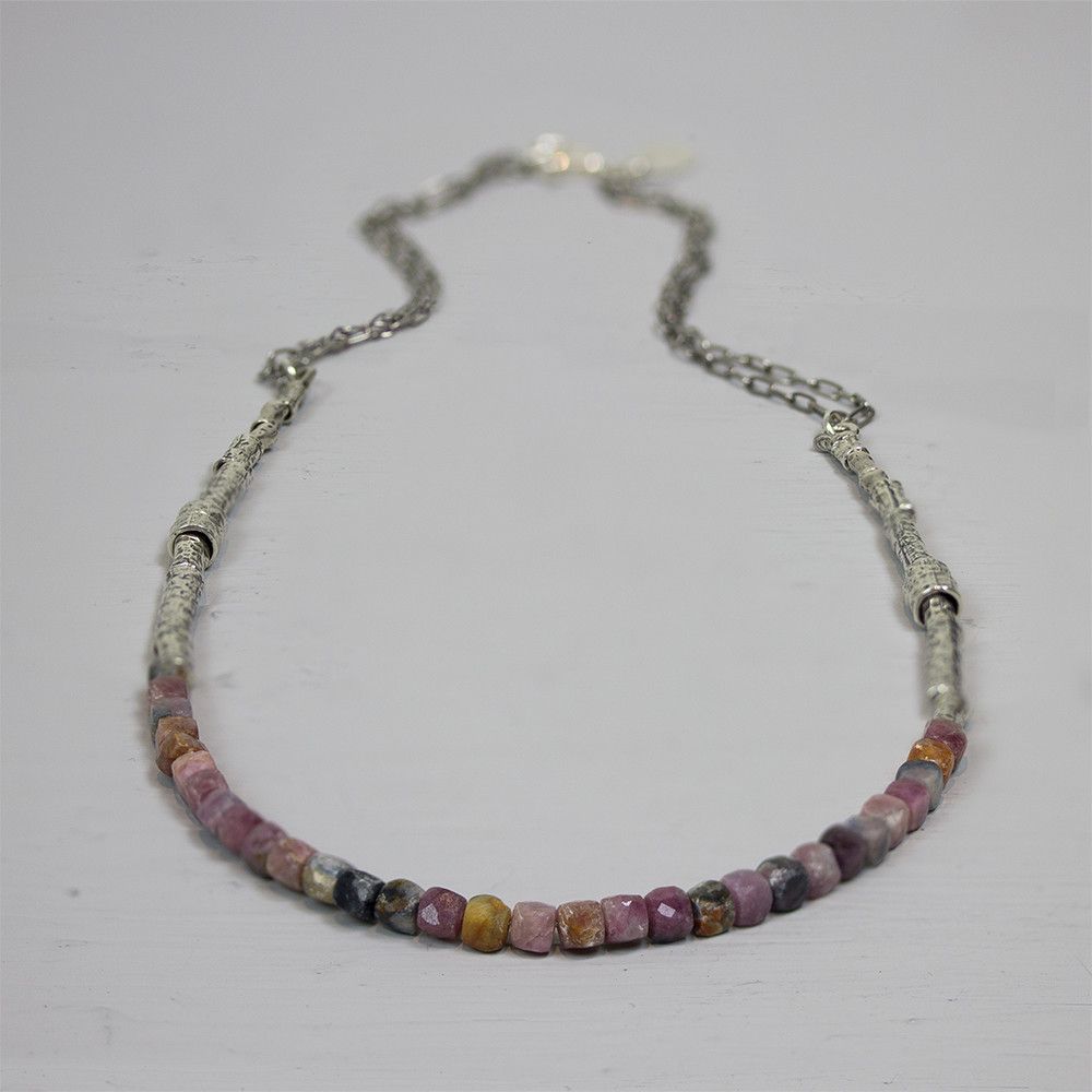 Collier gemaakt van 925 geoxideerd sterling zilver, tussen de zilveren schakels zit een bont gezelschap van Tourmalijn.

Lengte: 42 cm

Materiaal: 925 sterling zilver
De glans van 925 sterling zilver maakt het een gewild edelmetaal voor de vervaardiging van sieraden. Het bestaat uit 92,5% puur zilver en 7,5% koper. Puur zilver is een zacht en buigzaam materiaal, het koper in 925 sterling zilver zorgt voor de stevigheid. De sieraden van Jéh Jewels zijn nikkel vrij.

Materiaal: Geoxideerd zilver
Op dit sieraad is gebruik gemaakt van geoxideerd zilver, dit is een oppervlakte bewerking. Het is mogelijk dat de geoxideerde laag na verloop van tijd door slijtage zal vervagen.

Materiaal: Edelstenen
Bij Jéh Jewels werken wij met echte edelstenen, dit zijn natuurlijke producten waardoor niet iedere steen hetzelfde is. Ieder sieraad is hierbij dus uniek. De kleur en structuur van de steen kan afwijken van de foto op de website.