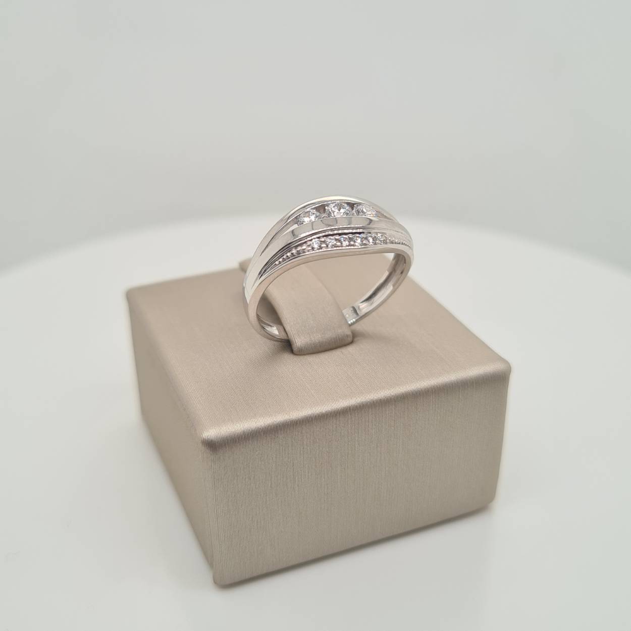 Prachtige 14krt witgouden ring met zirkonia. 

Deze ring is maat 54, heeft u interesse in een andere maat? Neem dan contact met ons op