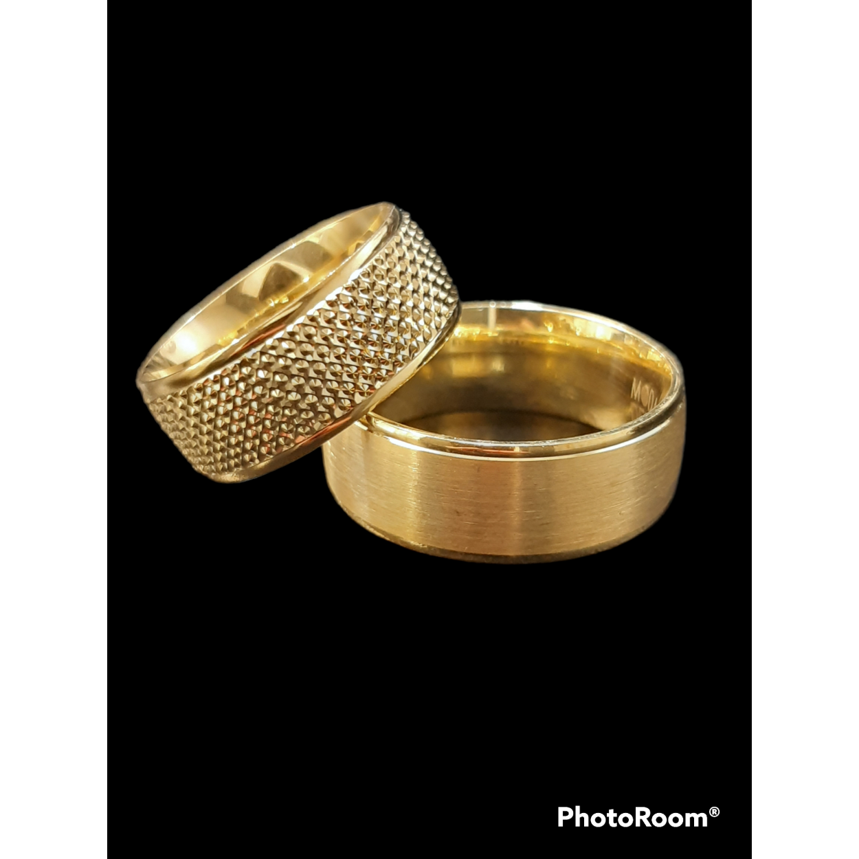 Deze gouden ring met modelnummer BREA-0002516 is een verfijnde 14-karaats trouwring gemaakt van goud, perfect voor speciale gelegenheden. Draag deze tijdloze ring aan je ringvinger als symbool van liefde en verbintenis. De gouden kleur straalt elegantie en klasse uit, ideaal voor bruiloften en speciale momenten. Voeg een vleugje luxe toe aan je sieradencollectie.