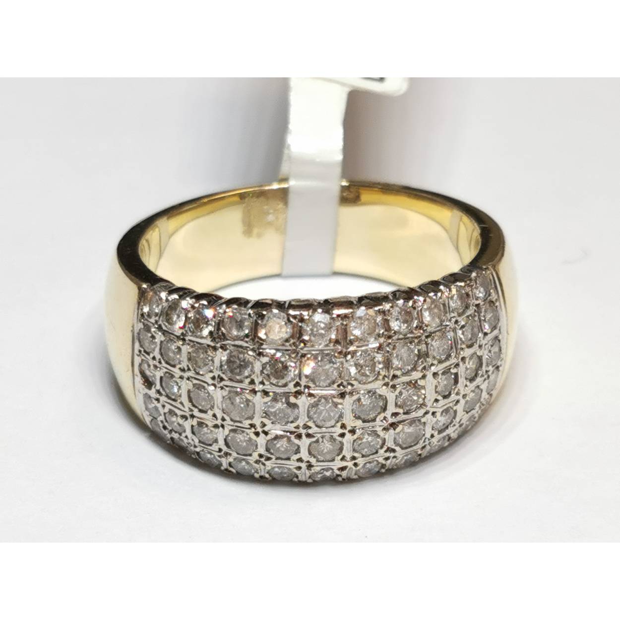 14 karaat geel gouden ring. Wit gouden pavé zetting met briljanten.