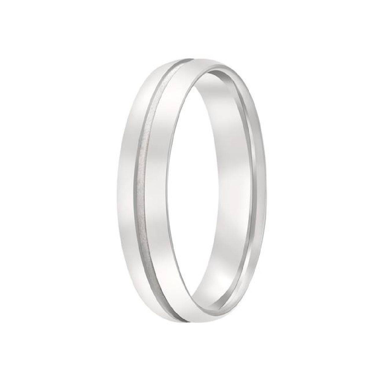 Deze prachtige zilveren relatiering in maat 20 is een tijdloos sieraad dat perfect is om uw liefde te symboliseren. De ring is voorzien van een elegante en subtiele ontwerp, ideaal voor dagelijks gebruik. Draag hem alleen om de aandacht te trekken naar dit speciale stuk, of combineer met andere ringen voor een trendy look. Maak een statement met deze ring en laat uw liefde stralen.