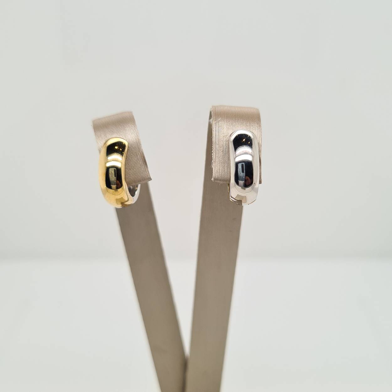 Prachtige 14krt bicolor gouden creolen. 
Breedte: 4.5 mm