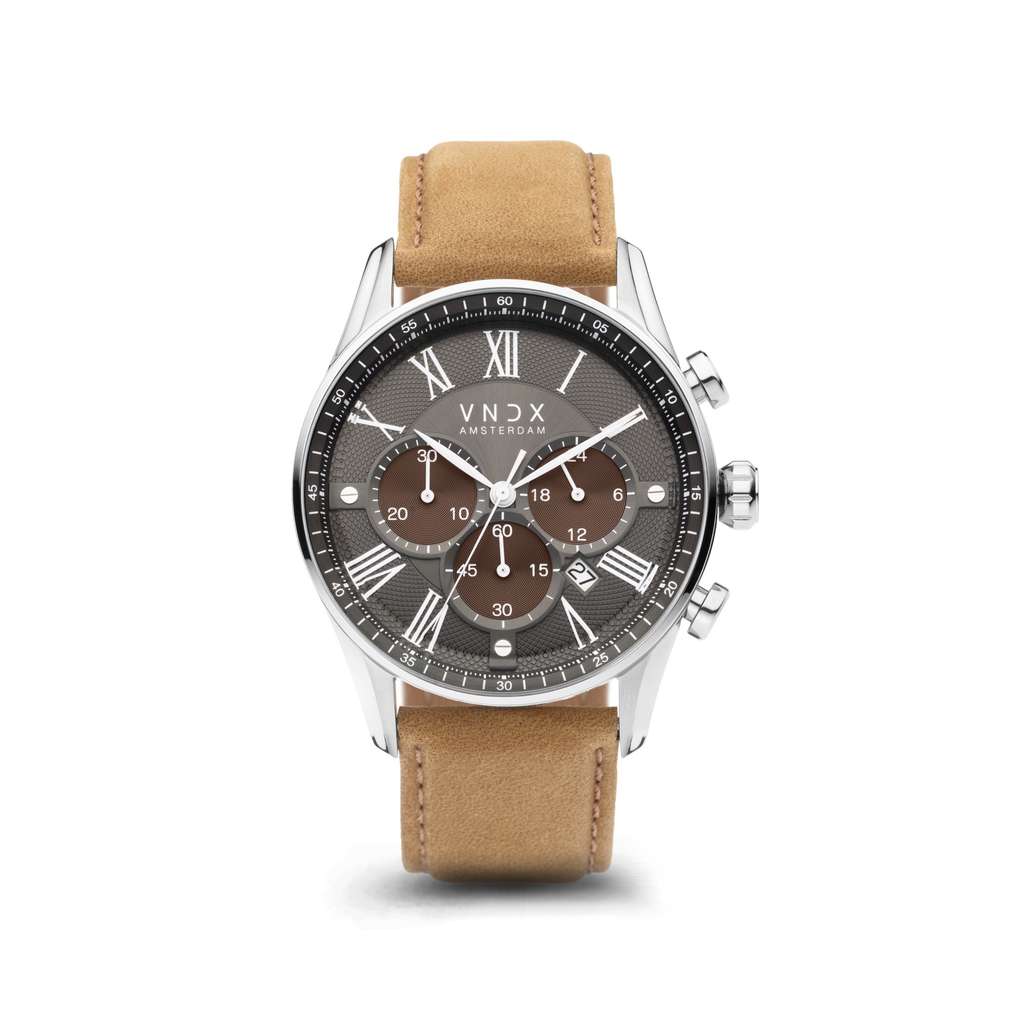The Chief Two-tone, een stijlvol en tijdloos horloge voor iedere gelegenheid. De solide stalen kast is tot in de details gevuld met de wijzerplaat. Met zijn diameter van 45 mm is deze ‘Chief’ voorzien van verschillende functies. Aangedreven door een krachtige chronograaf.

De gevarieerde grijze wijzerplaat is voorzien van een stopwatch, een datum aanduiding en een 24-uurs klok. Zo is The Chief net als zijn naam een allrounder. Door zijn tijdloze Romeinse index, straalt de klasse ervan af.

De sterk lederen beige band sluit zich perfect aan op de pols, middels de gesp is het horloge eenvoudig op maat te dragen. Zo neem jij samen met The Chief de controle over je leven.

Wandel je eigen weg, sta achter je eigen keuzes en vertrouw dat de tijd zal leren. Het is nooit te laat om je eigen baas te zijn!