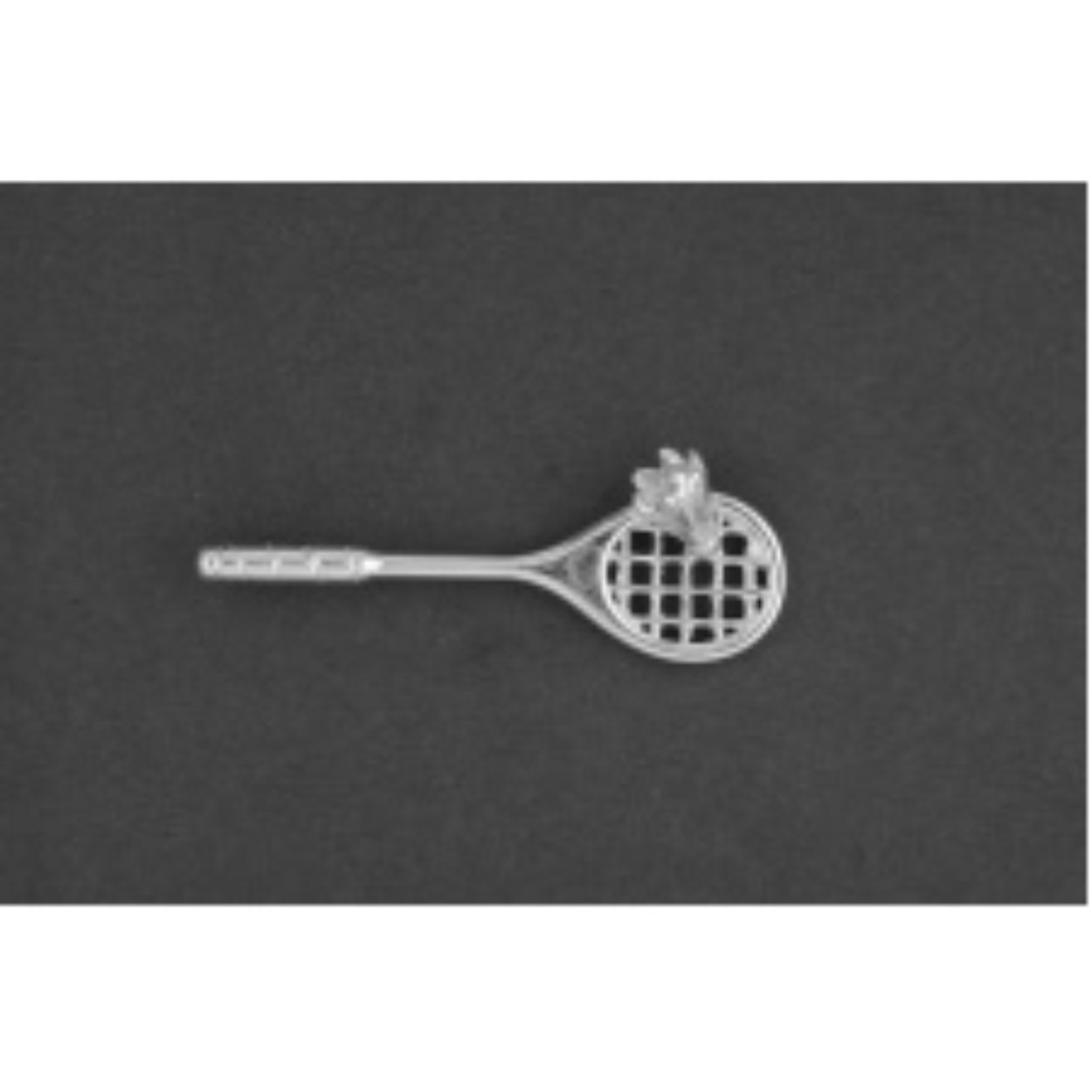 Zilveren badminton racket met shuttle
De bedel maat is in mm Lengte x Hoogte
± L 14.22 x H 37.22