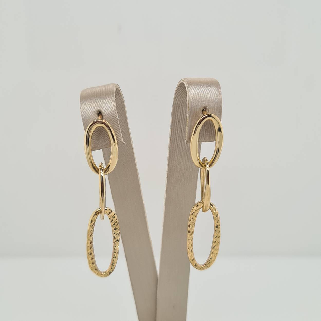 Prachtige 14 karaat gouden oorhangers, polished en diamond coated. 