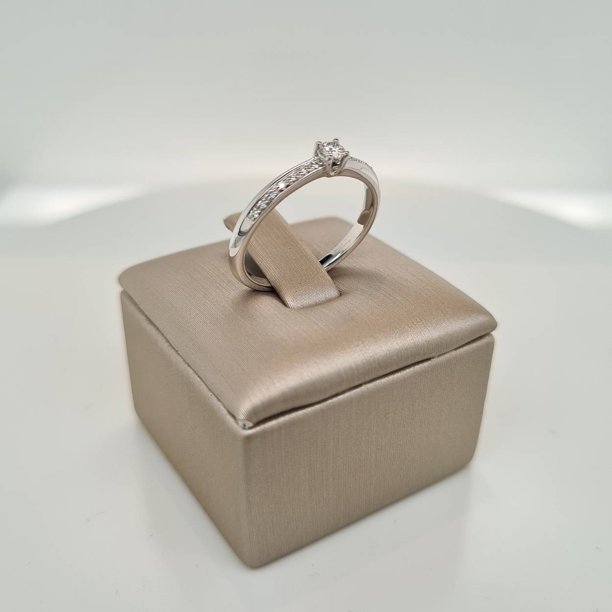 Prachtige 14krt witgouden ring met diamant, 150,15crt G SI1. 

De maat van de ring is 54 ( 17 1/4 ). Heeft u een andere maat, neem dan gerust contact met ons op.