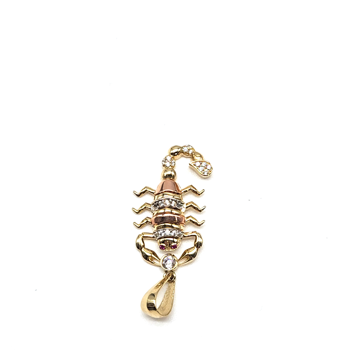Prachtige 14 karaat Schorpioen hanger met Zirkonia stenen en van Geel goud en Rosé goud wat een perfecte aanvulling zal zorgen voor je ketting