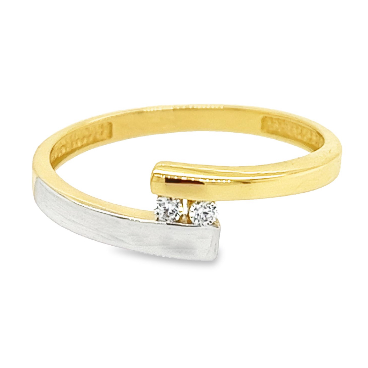 Deze bicolor gouden ring heeft een fijne en sierlijke uitstraling. De steentjes zijn briljant geslepen zirkonia's. Door het gebruik van zowel witgoud als geelgoud matcht deze ring met vrijwel alle andere sieraden.  Deze ring is volledig glad gepolijst.