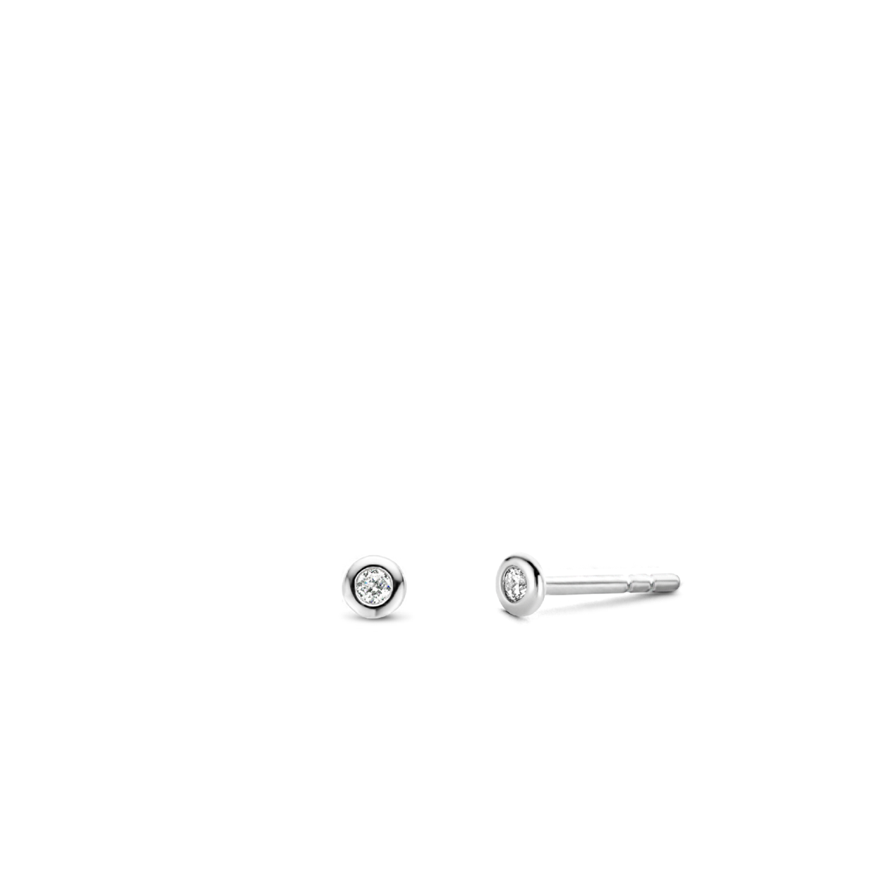 Het pronkstuk van deze TI SENTO – Milano zilveren studs zijn de twee witte cubic zirconia stenen, bevestigd in een sierlijke bezelzetting. Deze zorgvuldig vervaardigde studs zijn gemaakt van 925 sterling zilver en gecoat met een laagje rhodium om het te beschermen en de glans te behouden. Stijlvolle, tijdloze en klassieke basics; deze studs zijn de perfecte aanvulling voor je collectie.