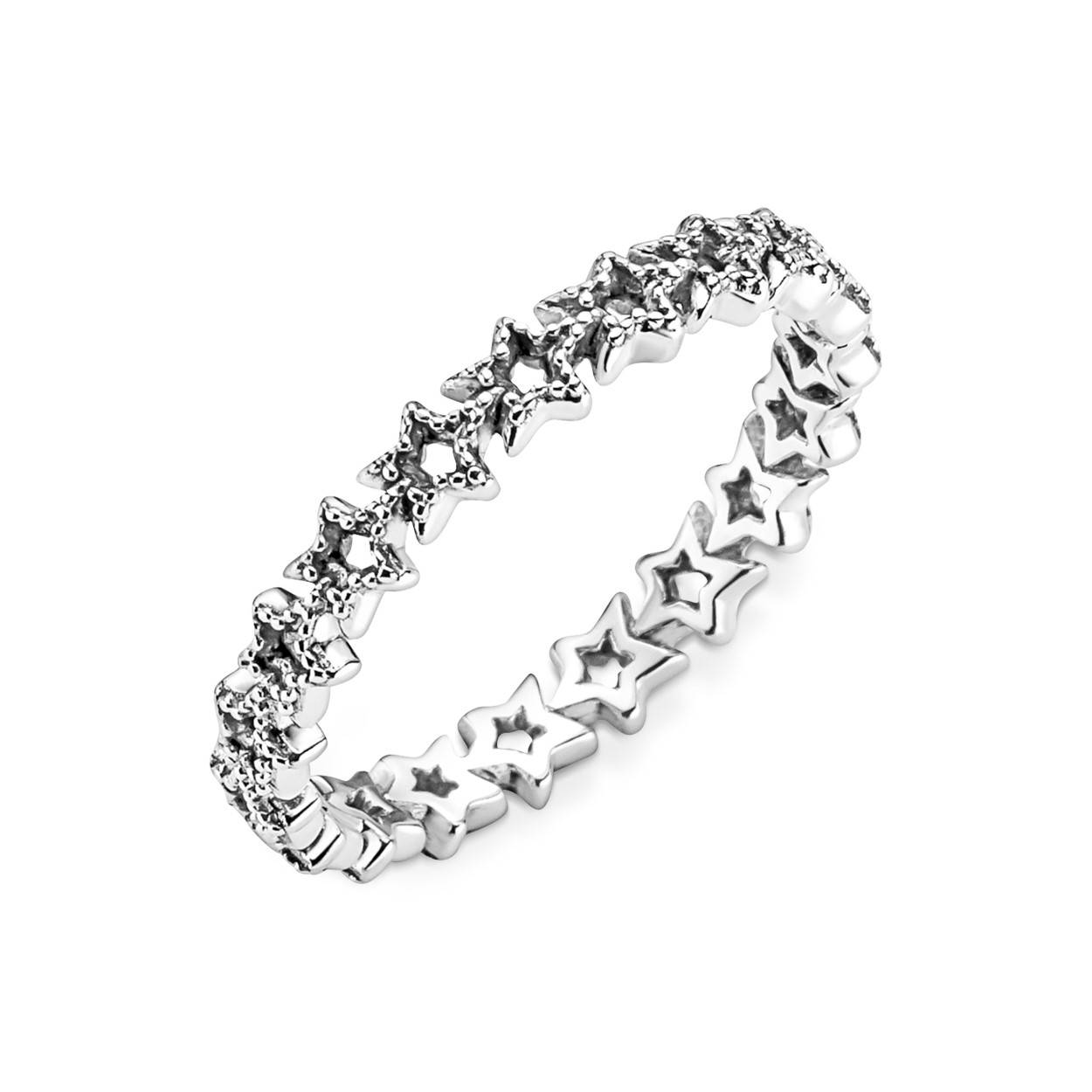 Straal als een ster met deze Band van Asymmetrische Sterren Ring. Deze sterlingzilveren ring is geïnspireerd op de schoonheid van de sterrenhemel. Hij bestaat uit een band van asymmetrische opengewerkte sterren met verfijnde milgrain details. Dit opvallende sieraad staat solo even mooi als in een stapel met andere Pandora-ringen. Een klassieke, elegante aanvulling op de sieradencollectie van elke vrouw. Dit sieraad vormt ook een prachtig cadeau voor een dierbare.
