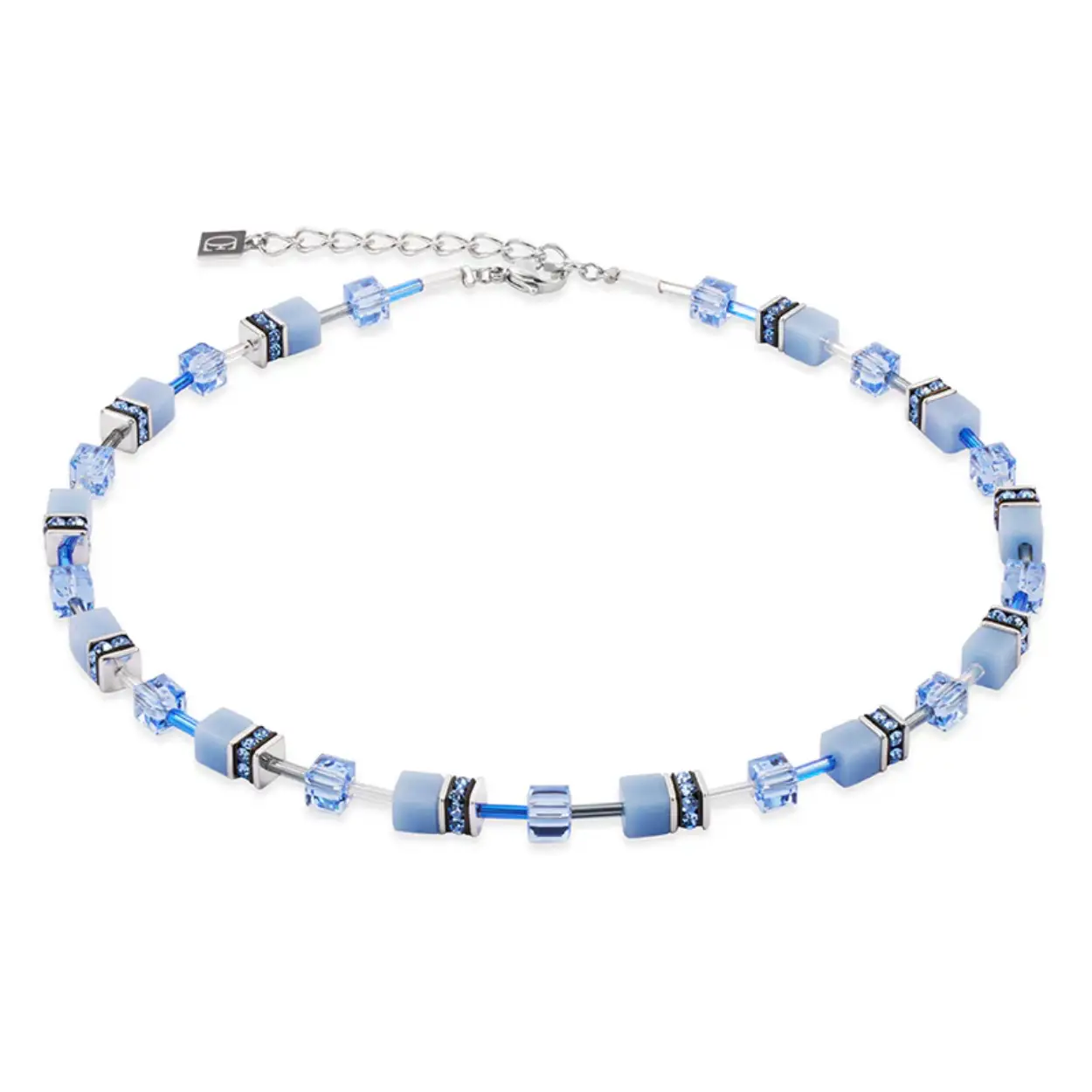 Geniet van de verfijnde elegantie van de GeoCube Soft Cornflower Blue Necklace. De schitterende lichtblauwe tinten zorgen voor een delicate en luxueuze uitstraling, waardoor deze ketting de perfecte aanvulling is op elke outfit. Met zijn zachte en vrouwelijke kleur voegt deze ketting een vleugje tedere schoonheid toe aan uw garderobe. Verfijn uw stijl met de GeoCube Soft Cornflower Blue Necklace.

Handgemaakt in Duitsland met Swarovski®-kristallen, synthetische tijgeroog, strass-rondellen, glas en roestvrij staal.

Lengte ketting: 42 cm + 6 cm verlengketting

De afbeeldingen van modellen zijn slechts voorbeelden. De kleur kan afwijken van de werkelijke kleur