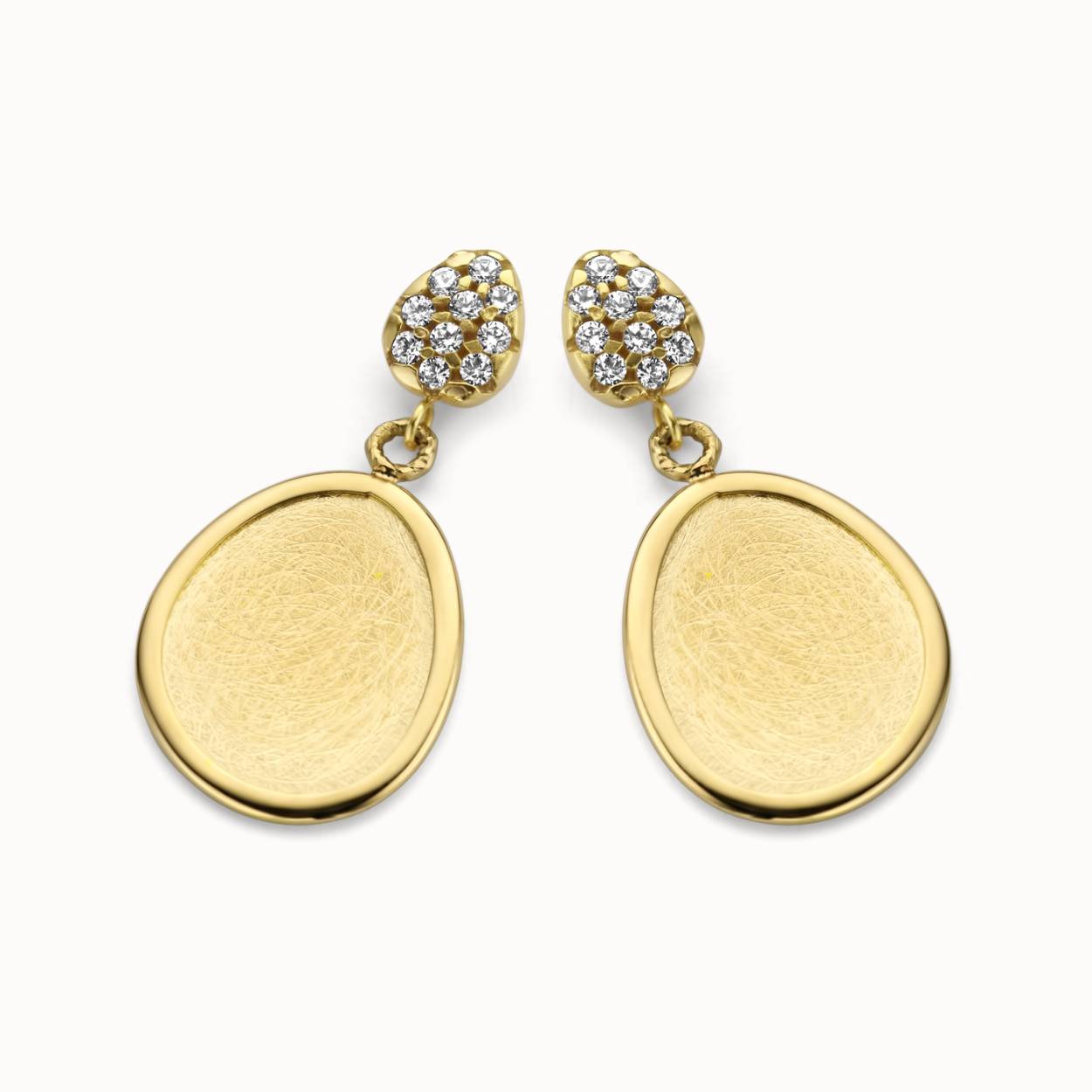 Geelgouden oorslingers gezet met 0.18ct briljant.