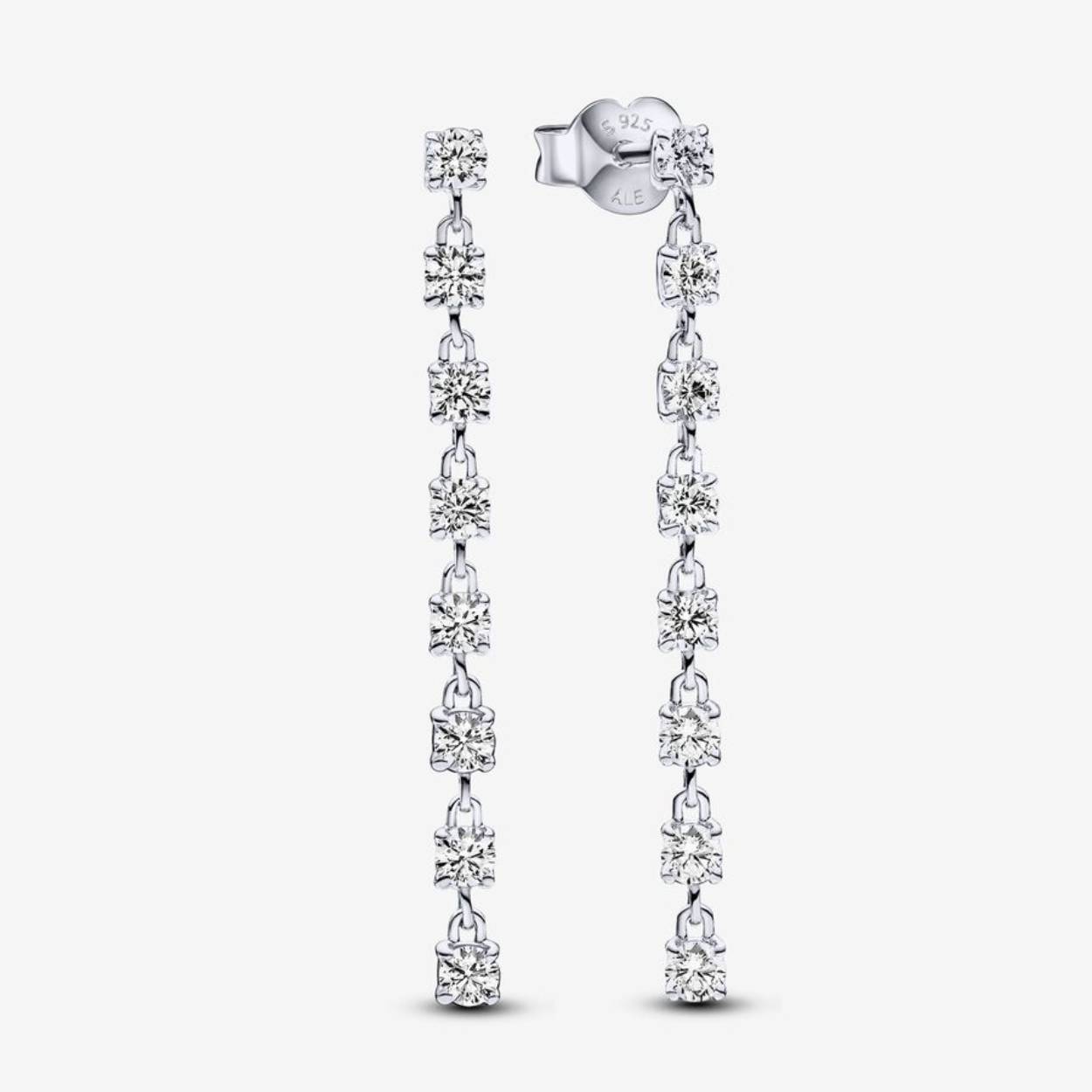 Omlijst je gezicht met onze sprankelende oorhangers met acht stenen. Deze oorbellen zijn gemaakt van sterlingzilver en bezet met een rij van 8 heldere zirkonia's die elegant in paren hangen. Het unieke ontwerp maakt veelzijdige styling mogelijk, terwijl de hartvormige vlinderachterkant zorgt voor een stevige pasvorm. Laat zien wie je bent met dit delicate, sprankelende paar – perfect om een vleugje glamour toe te voegen aan elke gelegenheid. Deze sterlingzilveren oorhangers zijn een must-have in je sieradencollectie.