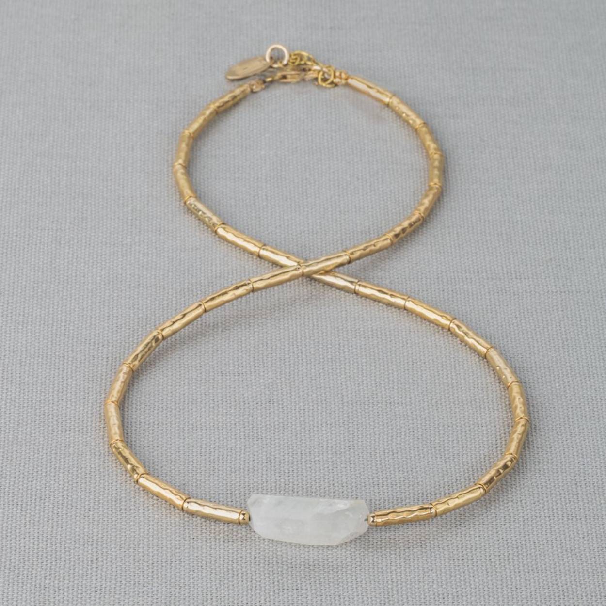 Collier Limited Edition gemaakt van Goldfilled in combinatie met Maansteen.