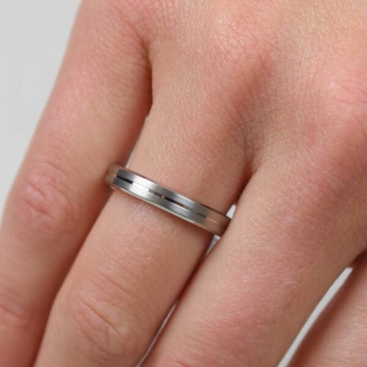 Deze titanium ring van Boccia Titanium heeft een gematteerde finish. Een prachtig exemplaar dat goed te combineren is met andere sieraden. De 0148-01 is verkrijgbaar in meerdere maten en is 3,5mm breed. Kortom, een simplistisch & stijlvol accessoire die perfect te combineren is met de andere sieraden van Boccia Titanium.