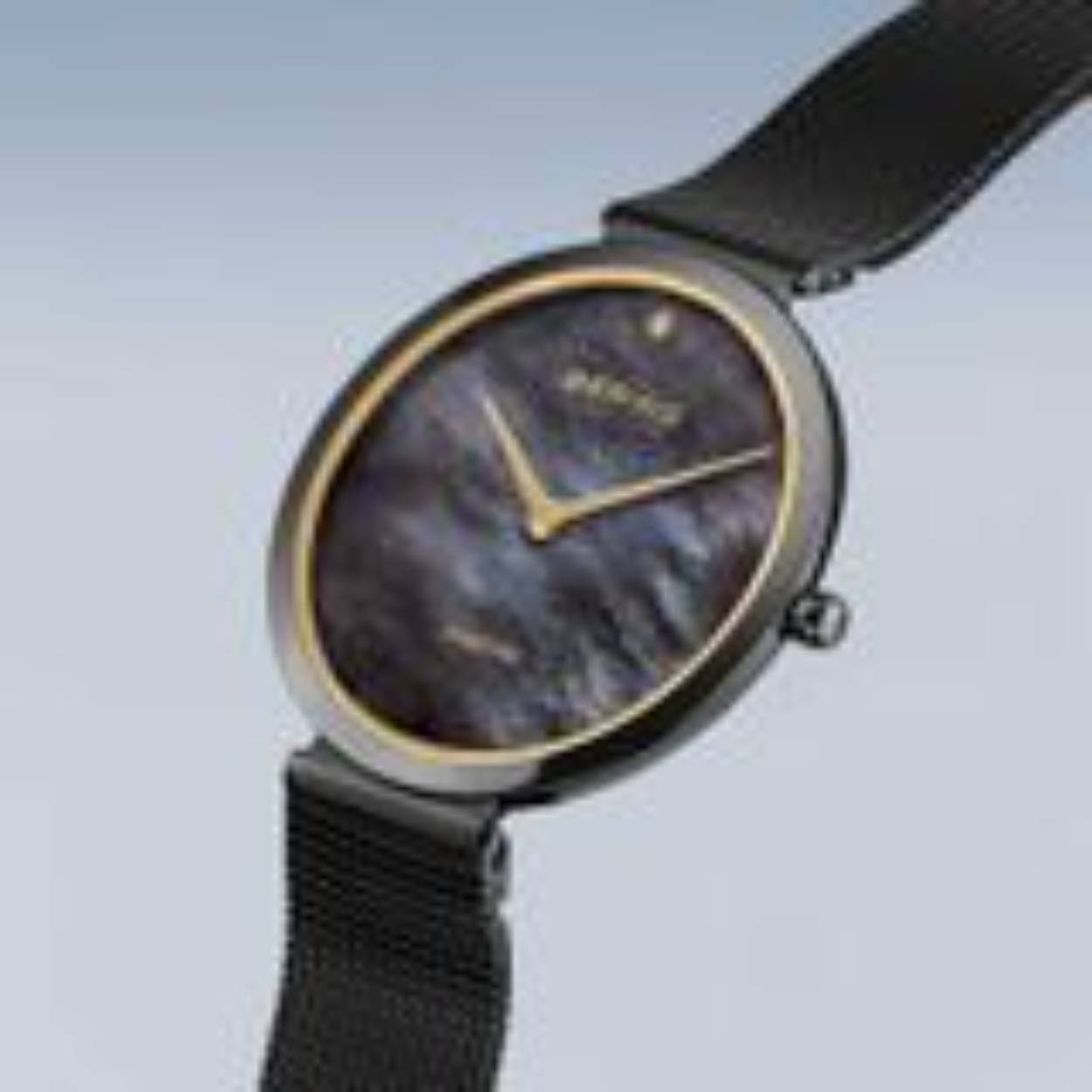 Dit horloge is super plat en heeft een  saffier glas, de wijzerplaat is parelmoer zwart en er zit een steetje op de wijzerplaat