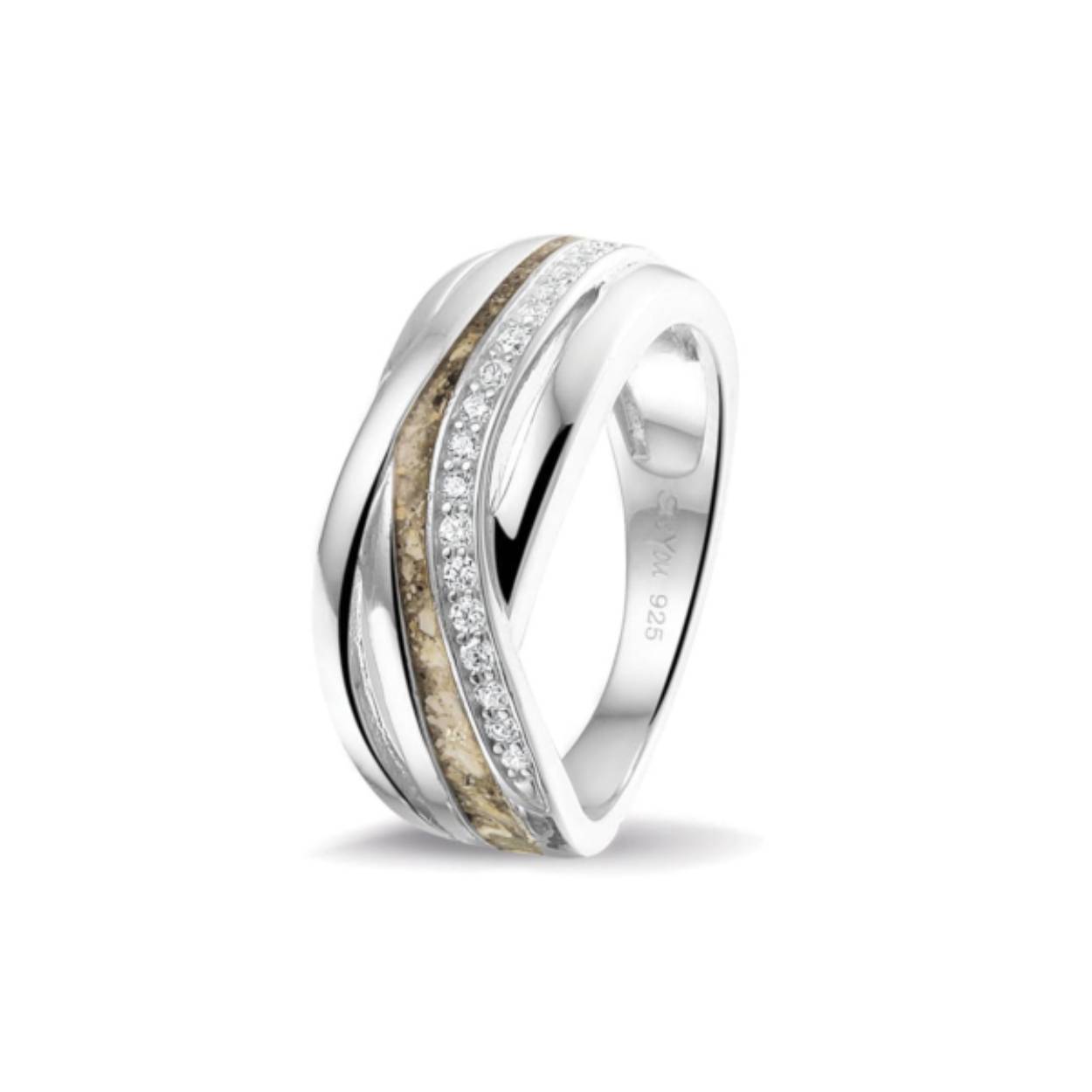 Fantasie ring met zirkonia. Dit sieraad wordt zichtbaar aan de voorkant gevuld met as en wordt vermengd met onze speciale hars. Deze voorbeeld ring heeft de kleur Copper