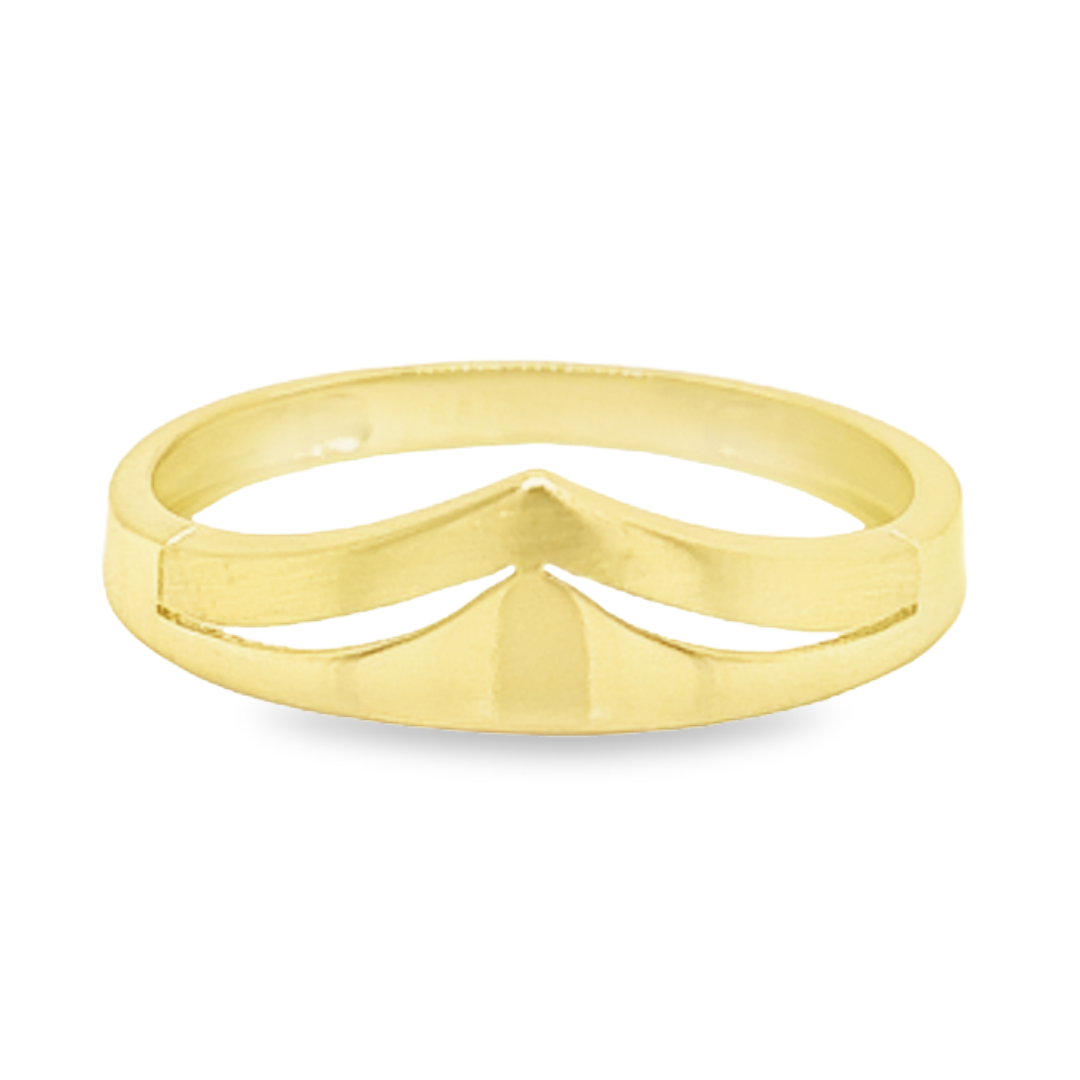 Deze ring is gemaakt van 14-karaats geelgoud. De ring is symmetrisch van vorm en heeft een rustige uitstraling. Deze ring is zonder stenen, dus perfect als de ring niet te veel moet opvallen. De ring is gedeeltelijk fijn gematteerd en het resterende goud is glad gepolijst.