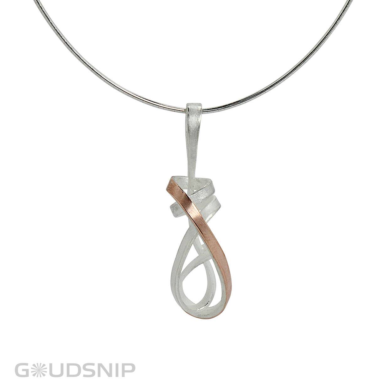 Hanger is exclusief collier.

Handmade zilveren hanger van zilver en rosé goud. Deze hanger is ontworpen en vervaardigd in ons atelier. 
