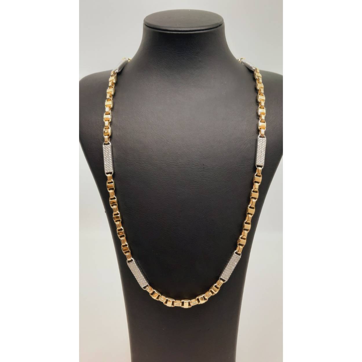 Ontdek de prachtige gouden ketting met modelnummer BREA-0001063. Deze 14-karaats gouden ketting straalt elegantie uit met zijn glanzende afwerking. De ketting heeft een royale breedte van 5,5 mm en een gewicht van 43,9 gram, met een lengte van 65 cm. Perfect te dragen bij elke gelegenheid als een opvallend en stijlvol accessoire.