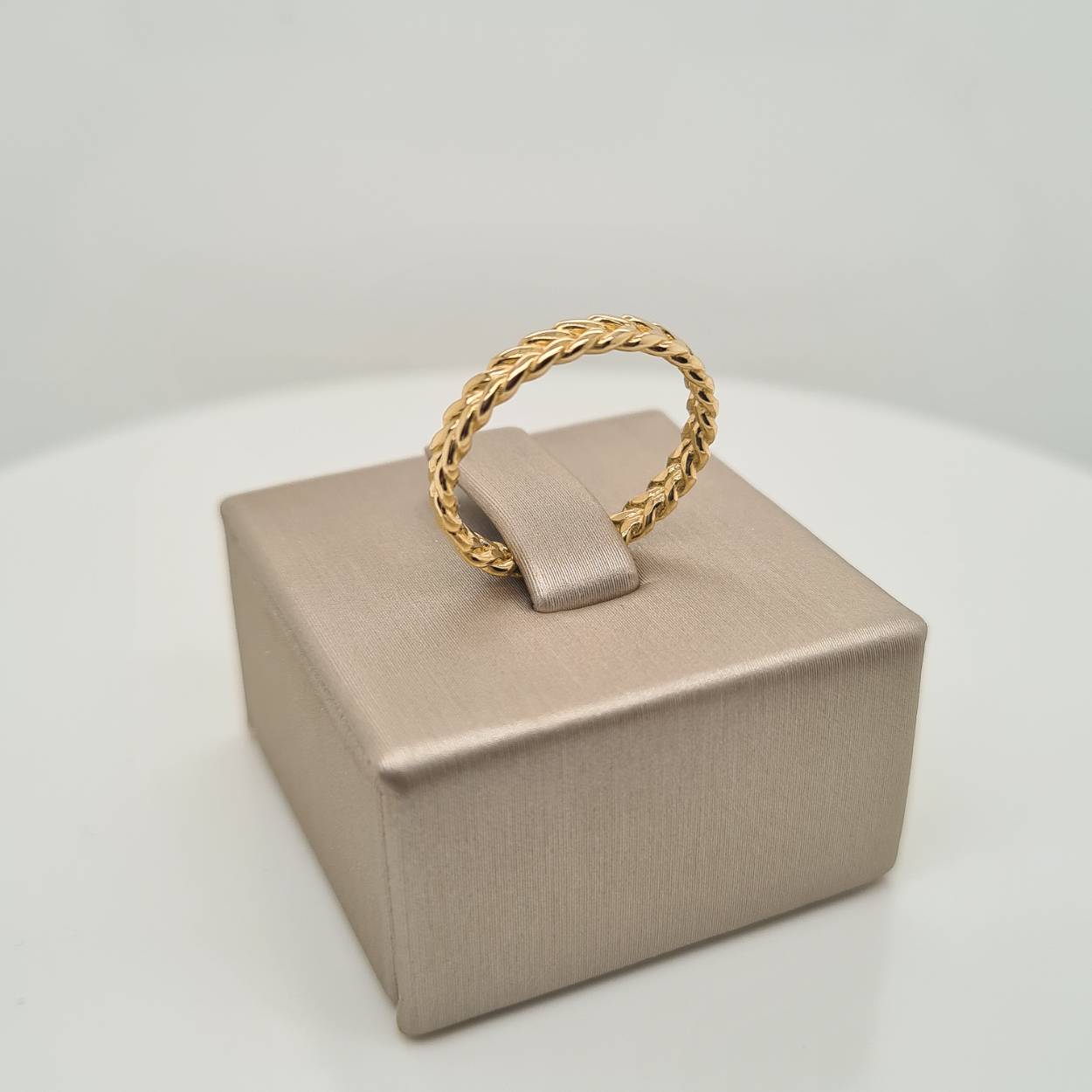 14krt gouden ring met gevlochten look. De breedte van de ring is 3mm.

Deze ring is maat 52 (16.5), heeft u interesse in een andere maat? Neem dan contact met ons op