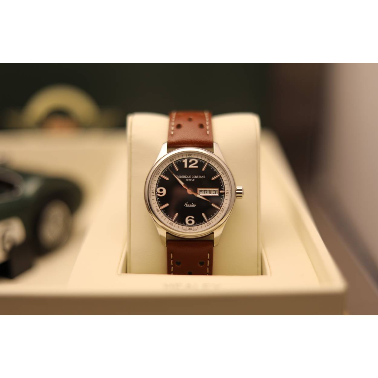 ⏱️ Fr&eacute;d&eacute;rique Constant Healey Special 2020
Een zeldzame kans om een gelimiteerd Zwitsers meesterwerk te bemachtigen.
Slechts 250 exemplaren wereldwijd, dit is nr. 147/250.

Een perfecte symbiose van Swiss Made vakmanschap en de iconische stijl van de legendarische Austin-Healey sportwagens.
Met zijn elegante zwarte wijzerplaat, klassieke rally-band en verfijnde details is dit horloge een tijdloos 