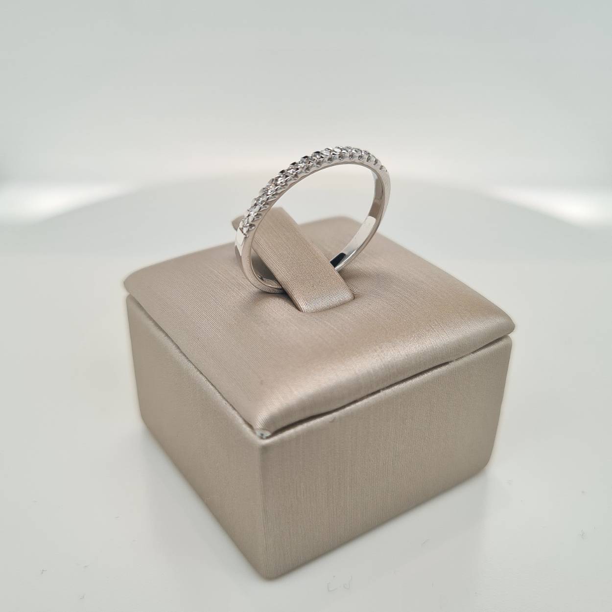 Prachtige fijne witgouden ring met een rij met 15 diamant 0,15crt G Si.

Deze ring is maat 56 (17 3/4), heeft u interesse in een andere maat? Neem dan contact met ons op.
