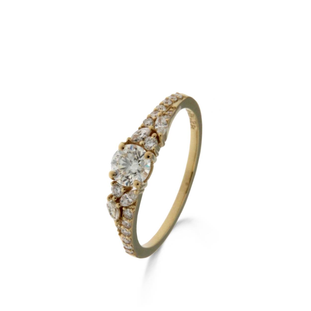 Naiomy ring goud 18k gezet met briljanten
(18 briljanten 0.164ct, 4 briljanten 0.12 ct, 1 briljant 0.5 ct)
