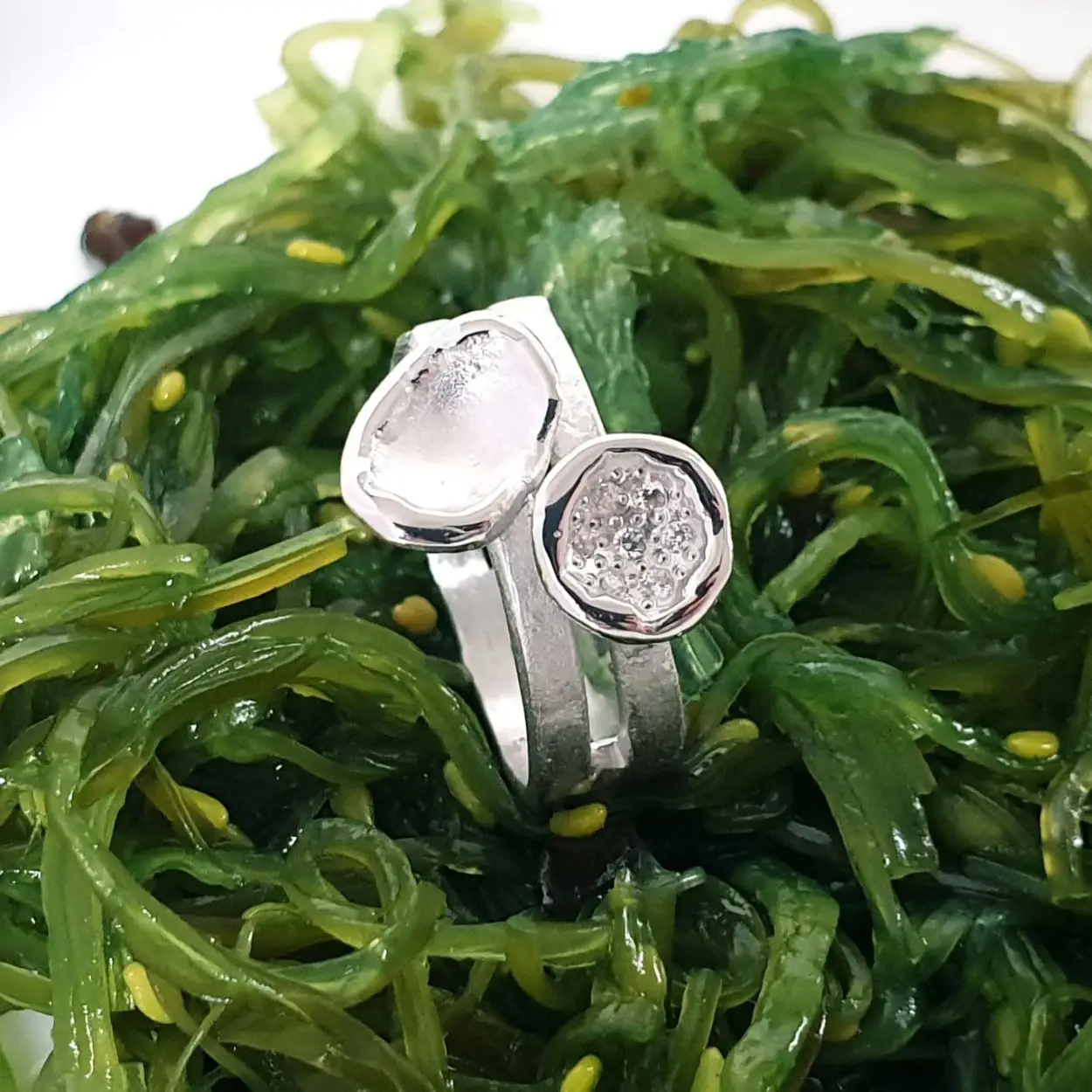 Handgemaakte ring in zilver met Zirkonium uit onze Mathisse Collectie.