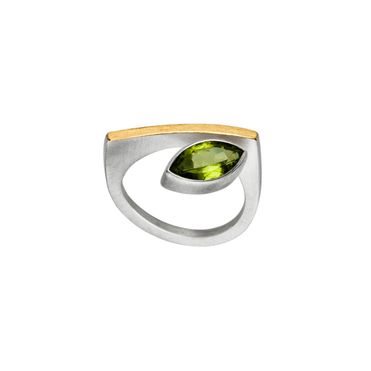De handgemaakte design sieraden van MANU zijn stuk voor stuk iconen waarmee de drager zijn persoon onderstreept. Een bijzondere edelmetalen en contrastrijke combinaties kenmerken MANU.
