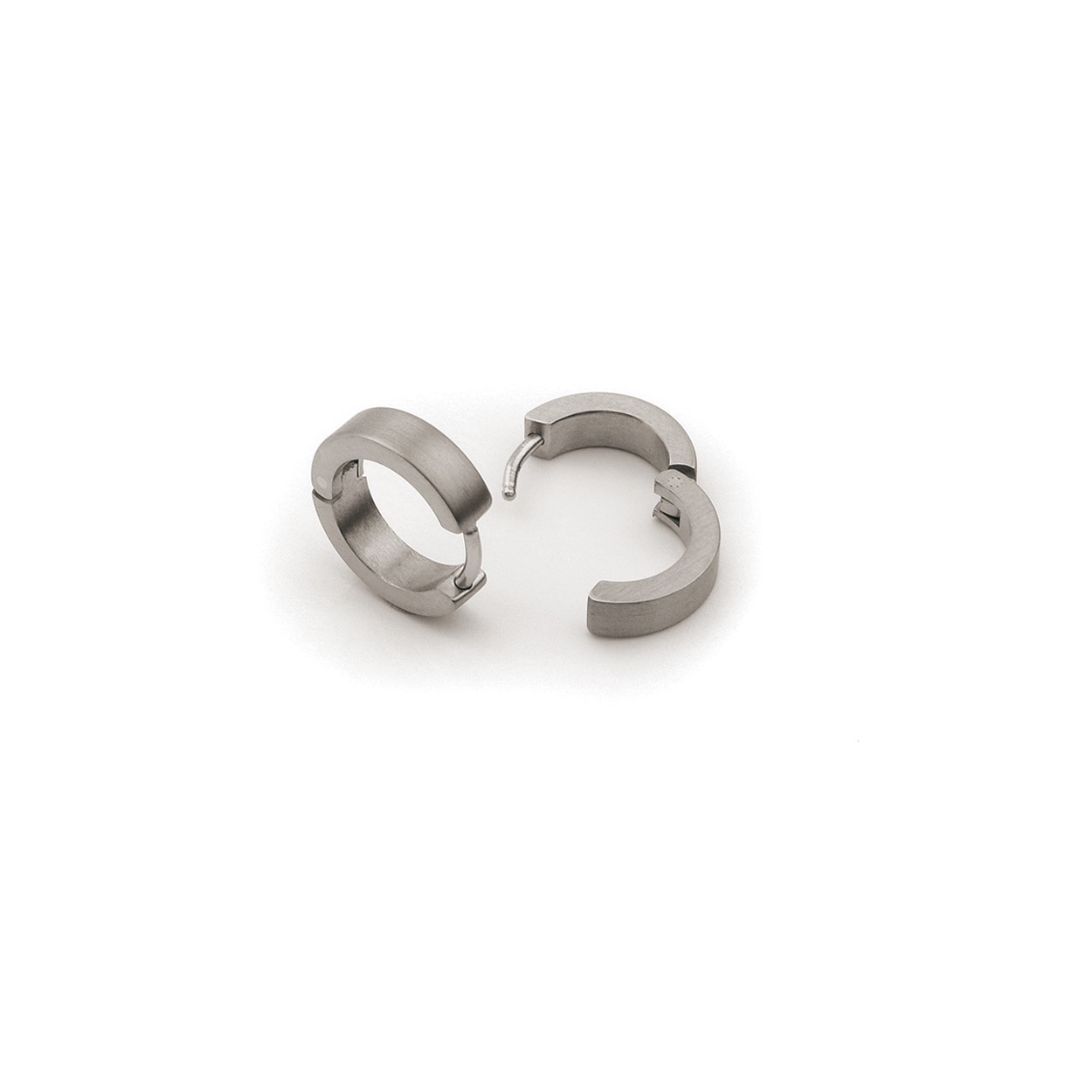 Deze 0510-01 Boccia Titanium oorringen zijn zilverkleurig en hebben een gematteerd effect. De 0510-01 hebben een doorsnede van 13mm.