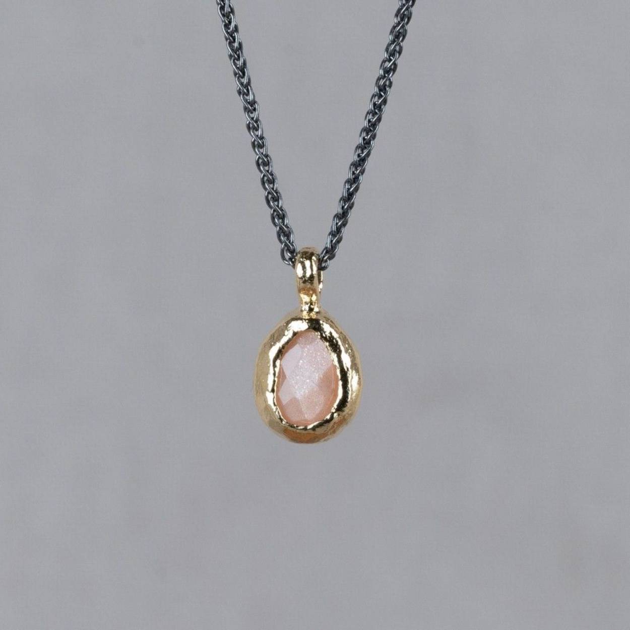Collier gemaakt van 925 sterling zilver. Aan het collier hangt een gefacetteerde roze Maansteen, omhult met zilver verguld. Roze maansteen is de steen van positiviteit en liefdevolle energie. De steen leert je om het leven te nemen zoals het is en te waarderen.