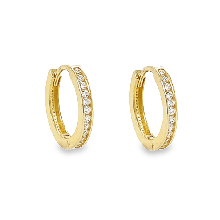Geel gouden rij klapoorringen zijn altijd een goede toevoeging aan je sieraden collectie. Deze oorringen zijn 'gemiddeld' van formaat en vallen gemiddeld om het oor (zie afmetingen). De steentjes zijn briljant geslepen zirkonia's.