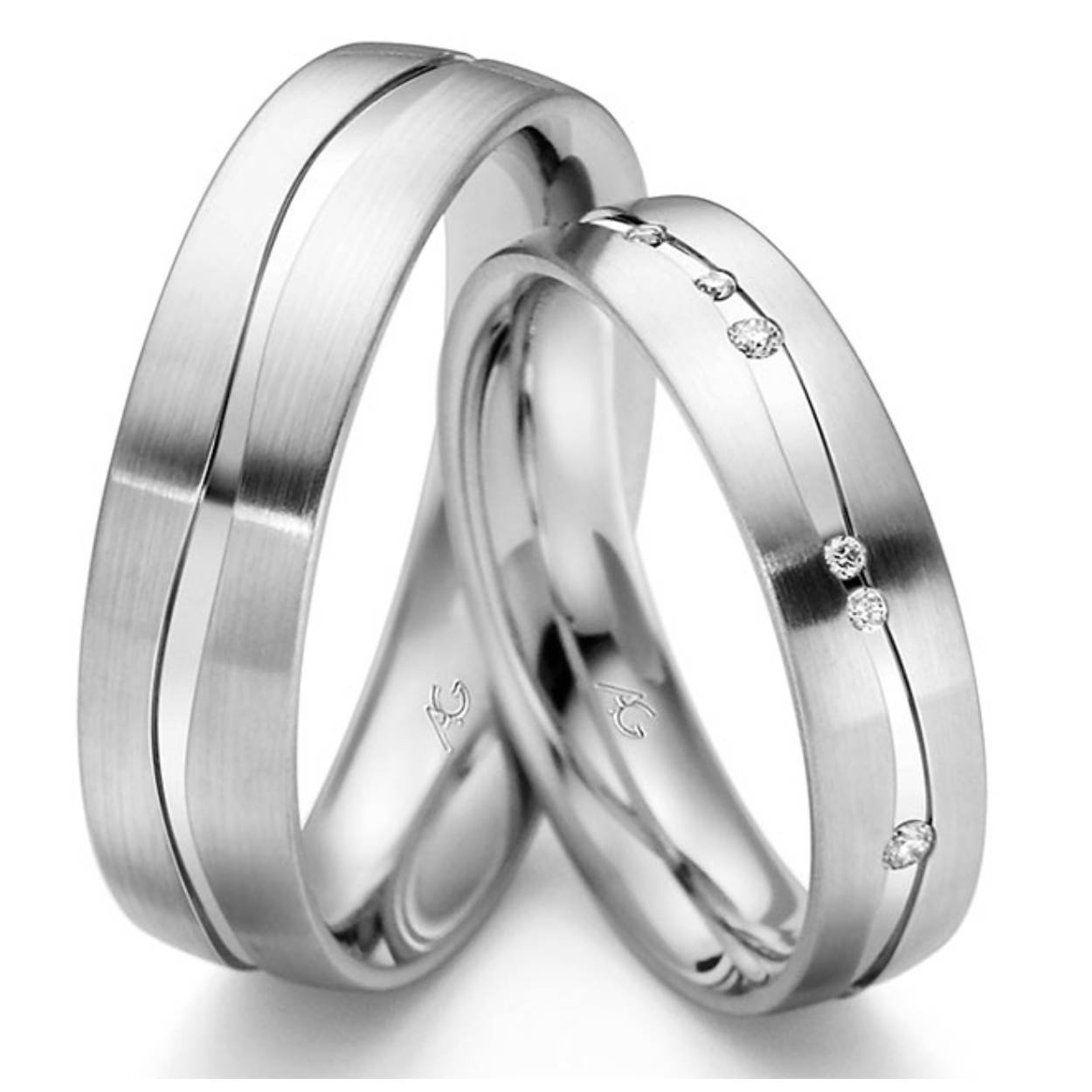 585 witgouden trouwringen mat/glimmend 5mm breed. De damesring is gezet met in totaal 0.095ct briljant
Prijs op aan vraag