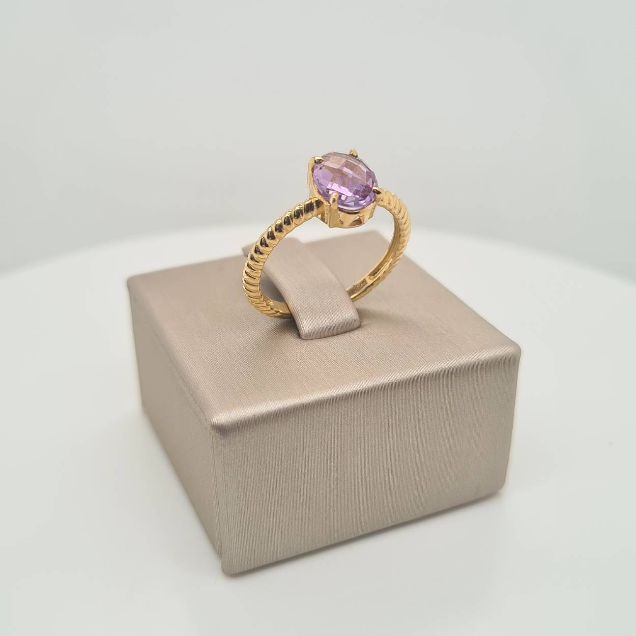 14krt geelgouden ring uitgevoerd met amethist. De steen heeft een afmeting van 8x6mm.