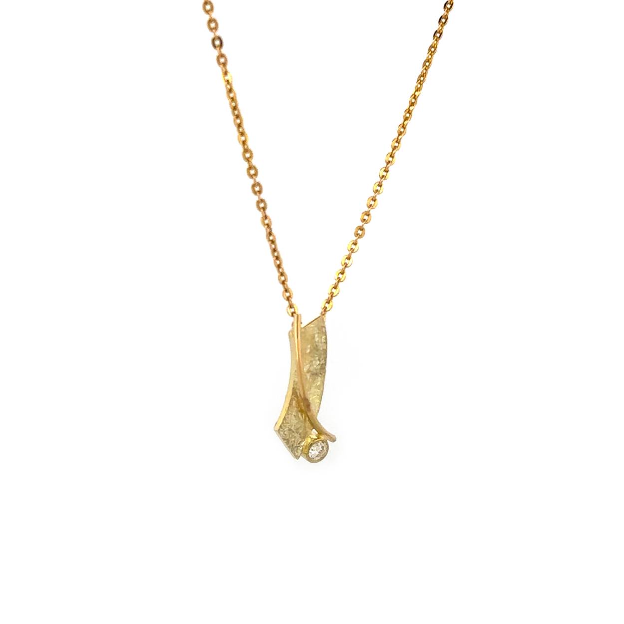 Onze Sunrise sieraden nemen je mee naar de zonsopgang. Op een speelse manier laten we de zon stralen en zie je de horizon op de achtergrond. 

Deze hanger wordt los verkocht of wil je er een bijpassende ketting geelgoud bij bestellen?

Maak een afspraak en kom deze hanger passen! Of bestel haar gelijk, dan sturen we deze mooi verpakt naar je toe.