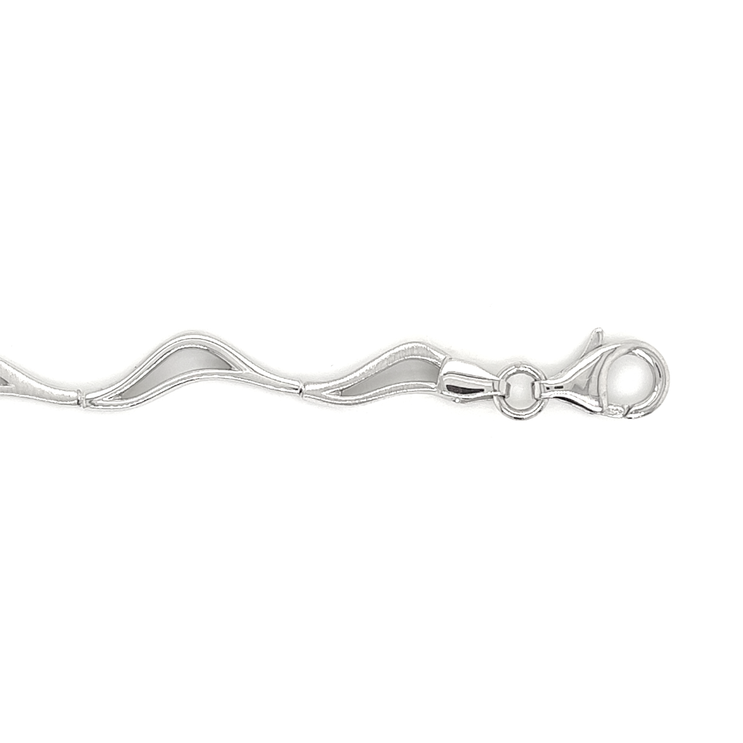 Deze armband is gemaakt van 925 zilver. De armband is gedeeltelijk gematteerd en gedeeltelijk glad gepolijst, de combinatie van mat/ glans geeft deze armband een erg mooie uitstraling. De armband heeft een stevig karabijnslot.