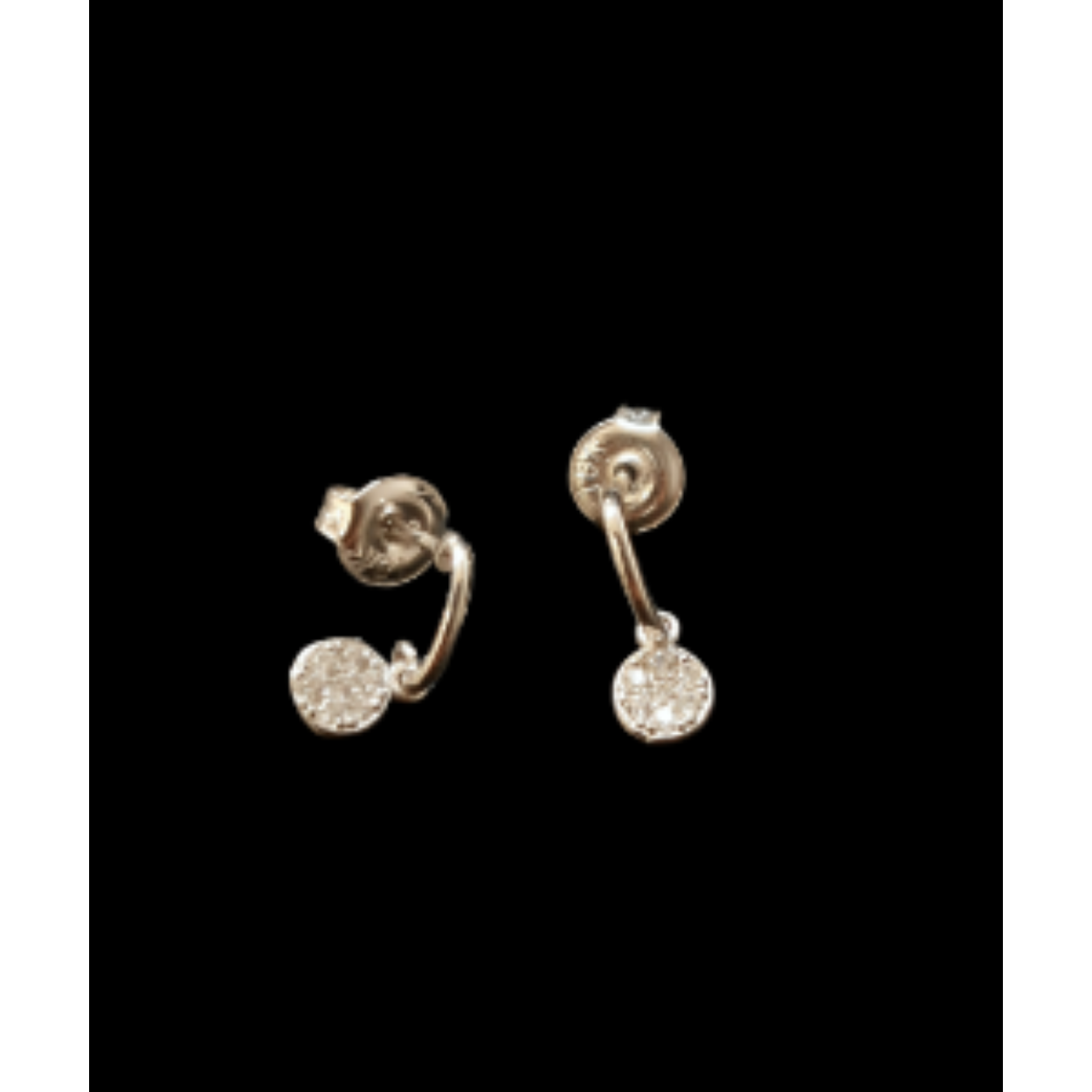 Deze prachtige witgouden oorknoppen, modelnummer BREA-0002523, zijn vervaardigd van 18-karaats goud en bezet met schitterende stenen. Met hun glanzende afwerking en elegante witte kleur zijn ze perfect voor elke gelegenheid. Draag ze om een vleugje verfijning toe te voegen aan zowel casual als formele outfits. Een tijdloze aanvulling op elke sieradencollectie.