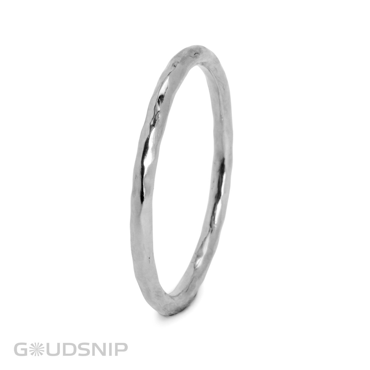 Zilver aanschuifring met hamerslag uit eigen atelier. Deze subtiele ring kan je op zichzelf dragen maar is ook perfect te combineren met andere ringen.

Breedte: 1,75mm