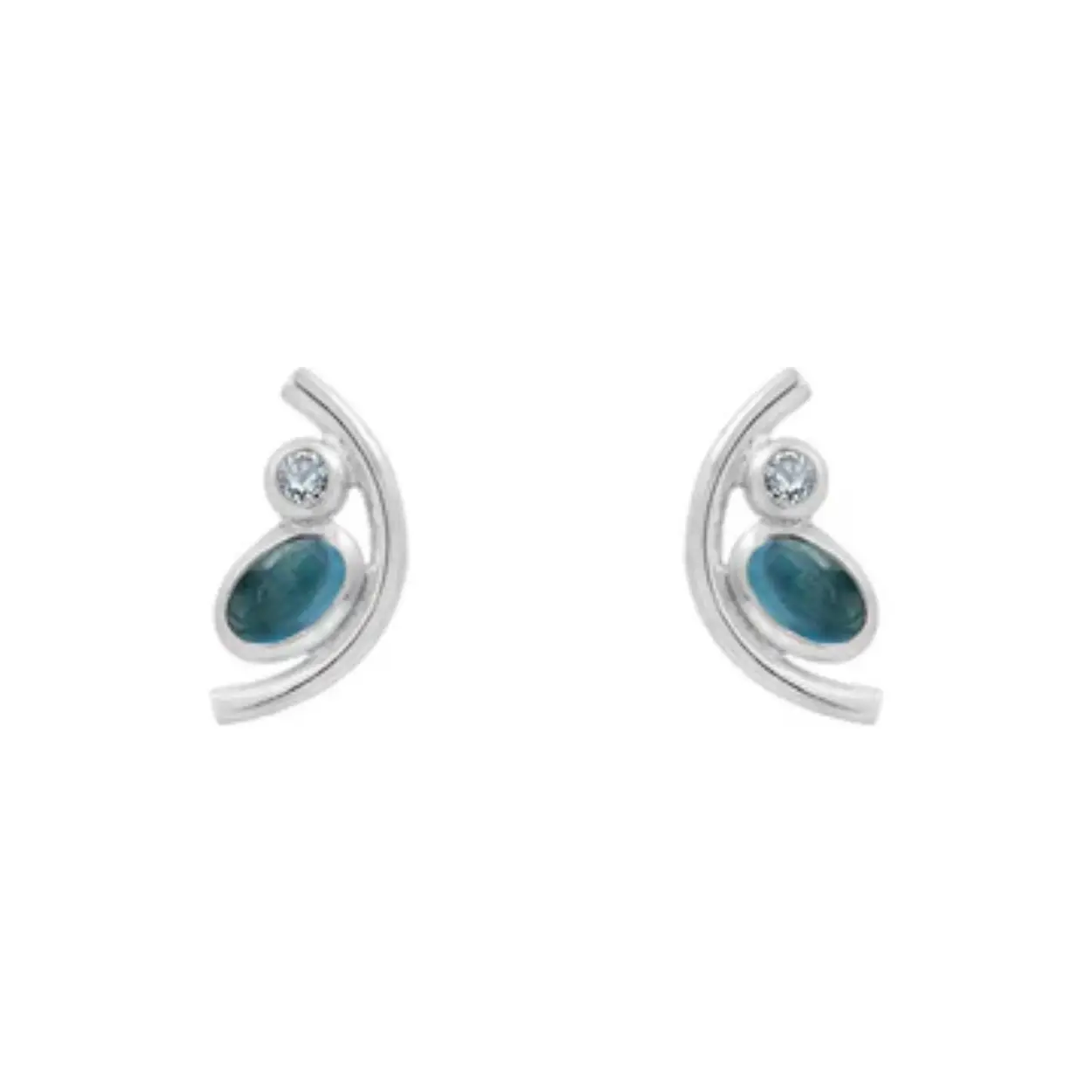 Deze sterling zilveren oorknoppen zijn beide versierd met een 5 x 3 mm London blue topaas en een 2 mm ronde sky blue topaas.
