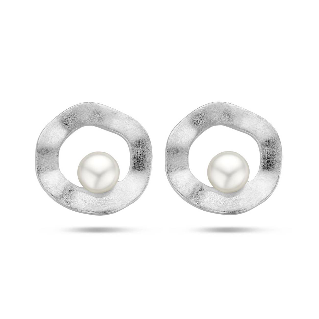 Gerhodineerd 925 zilveren oorknoppen uitgevoerd met een zoetwaterparel. De oorknoppen hebben een diameter van 15mm.