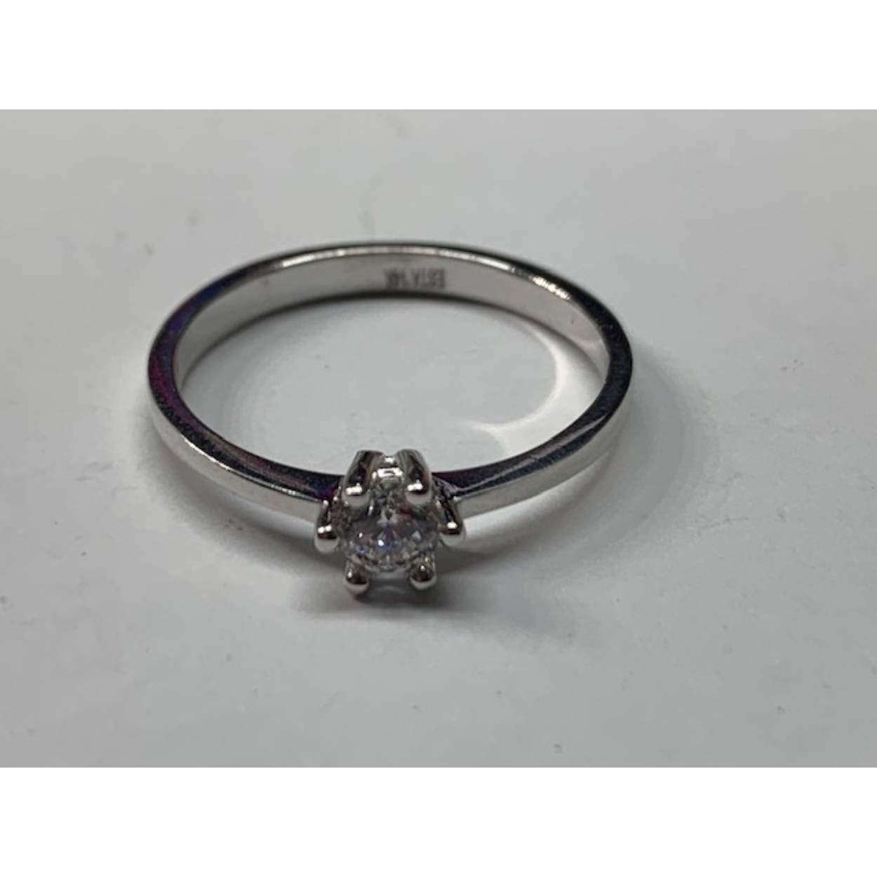 14 Karaat wit gouden ring bezet met zirkonia in klauwzetting 