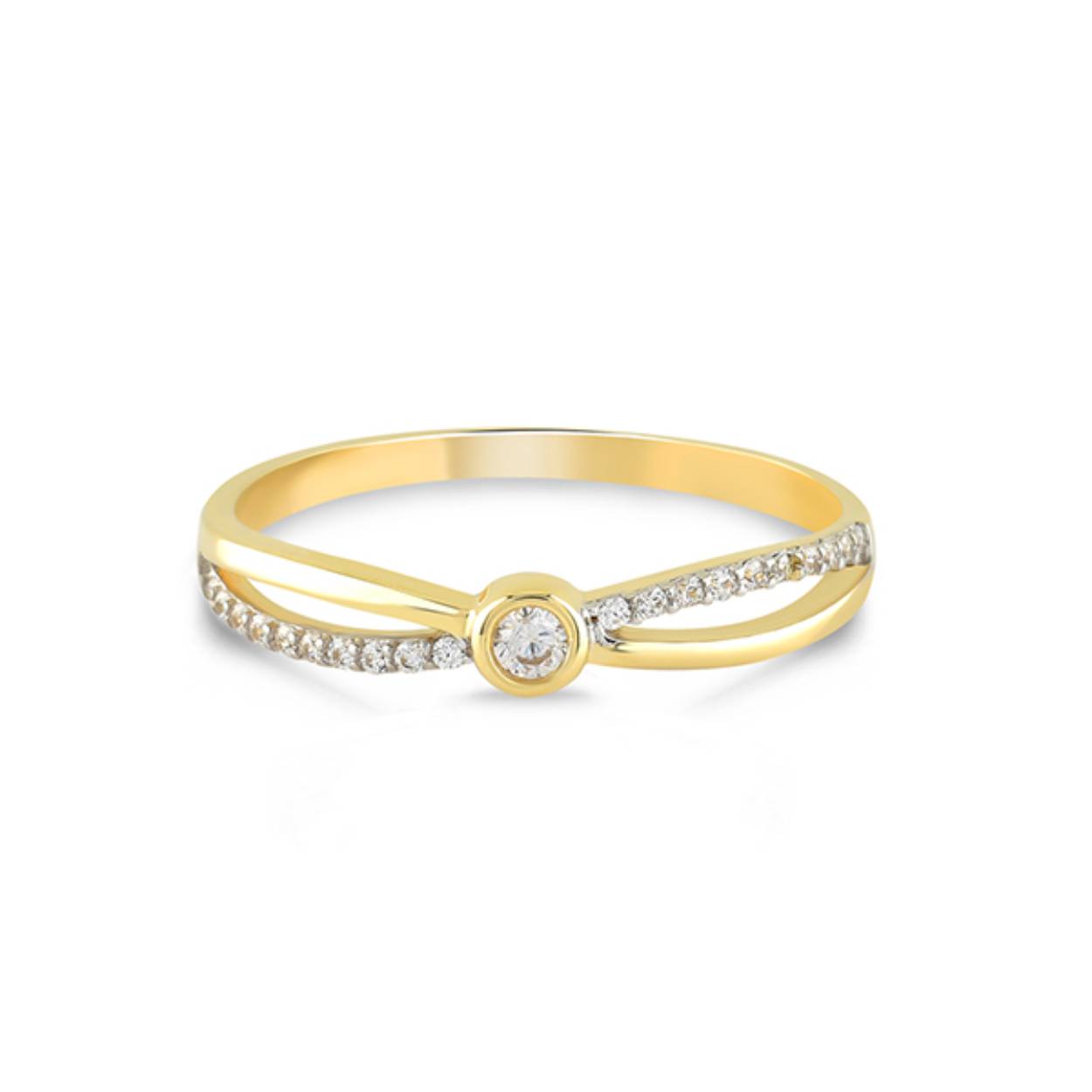 Laat je betoveren door de tijdloze elegantie van de RDC01-4184  gouden ring met zirkonia van Swing Jewels. Deze prachtige ring is een perfecte mix van verfijning en stijl, waardoor het een onmisbaar sieraad is voor elke moderne vrouw. De ring is vakkundig vervaardigd van  geelgoud en is voorzien van een sprankelende zirkonia steen in een transparante kleur, waardoor het een subtiel vleugje glamour toevoegt aan elke look.