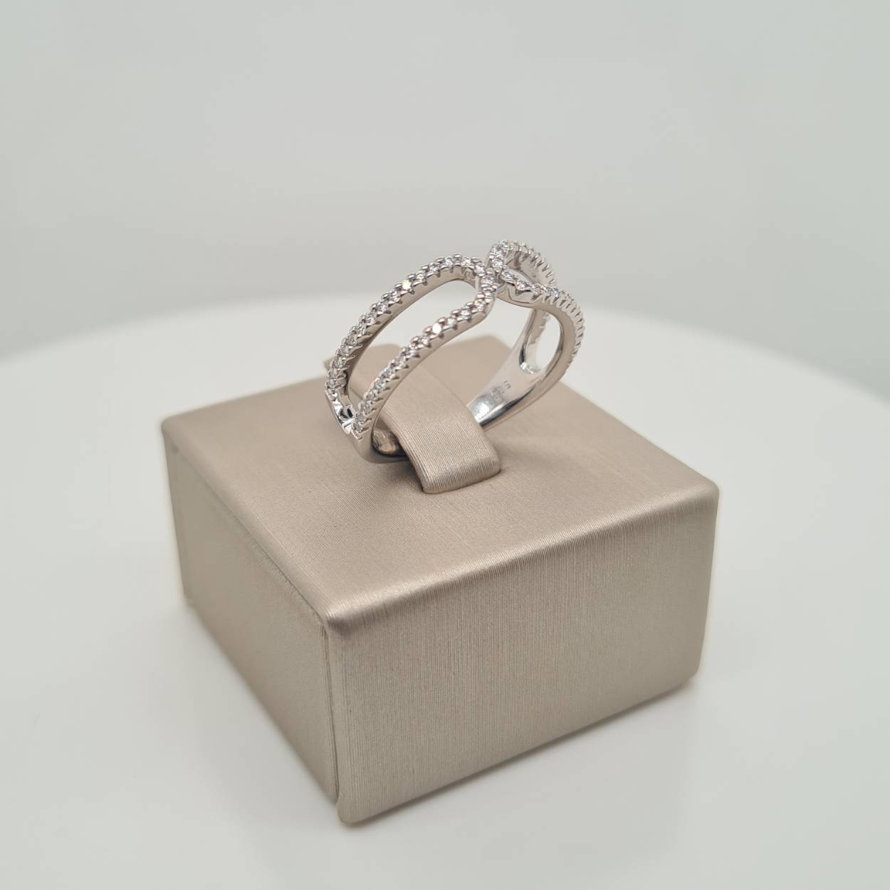 Prachtige 14krt witgouden ring met diamanten 0,31crt H Si.

Deze ring is maat 54, heeft u interesse in een andere maat? Neem dan contact met ons op