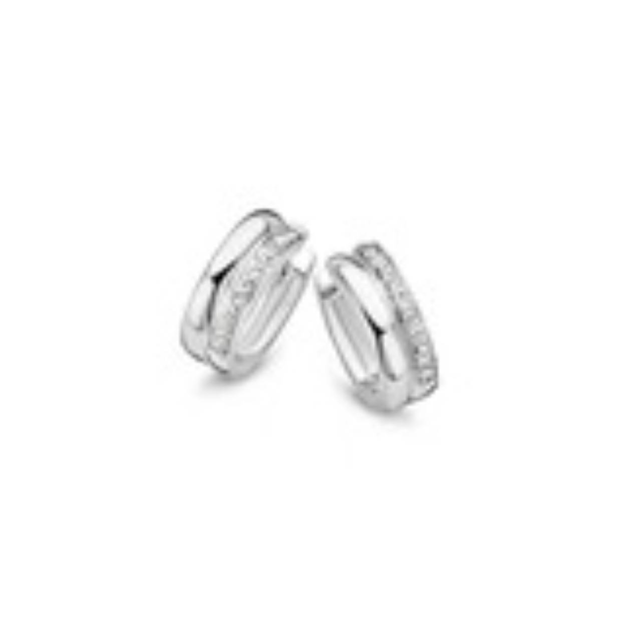 Deze prachtige Moments klapoorringen zijn gemaakt van hoogwaardig zilver met zirkonia stenen voor een sprankelende look. De ringen hebben een subtiele en elegante uitstraling, perfect voor elke gelegenheid. Draag ze alleen voor een minimalistische look of combineer ze met andere oorsieraden voor een layered effect. Een tijdloos en veelzijdig accessoire voor elke moderne vrouw!