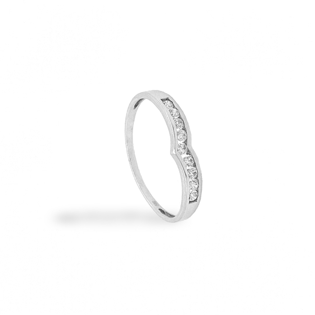 Deze witgouden ring is werkelijk schitterend, dit komt natuurlijk door de rij met briljant geslepen zirkonia stenen. De zirkonia stenen zijn gezet tussen de randen van de ring en hebben dus niet individuele zetpoten, dit geeft deze ring een uitstraling die erg bijzonder is. Ook hebben de zirkonia stenen hierdoor ieder meer ruimte om te schitteren. Deze ring heeft een fijne scheen en is hierdoor niet super duur in prijs.