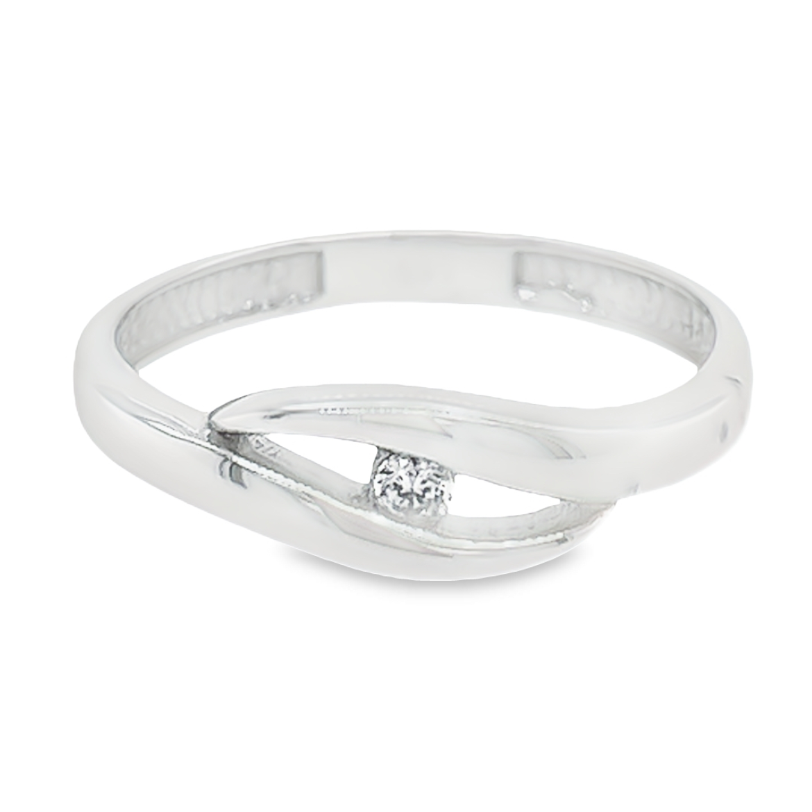 Deze witgouden ring is erg solide gemaakt en heeft een sierlijke uitstraling. De ring is volledig glad gepolijst en in het midden van de ring is een briljant geslepen zirkonia steen gezet. Deze ring heeft werkelijk een schitterende uitstraling.